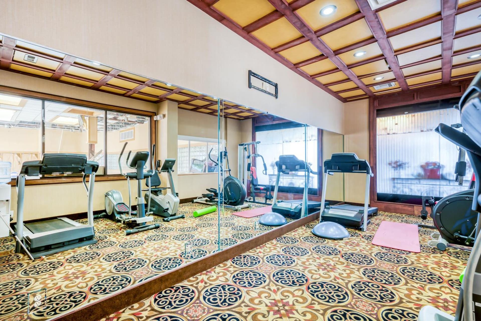 Capital O Nacogdoches - Hwy 59 & SW Stallings interior in Nacogdoches, TX — gallery photo 2