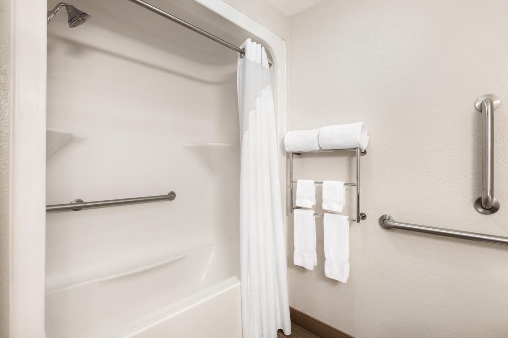 Holiday Inn Express & Suites Pembroke Pines-Sheridan St by IHG gallery photo in Pembroke Pines, FL — image 57