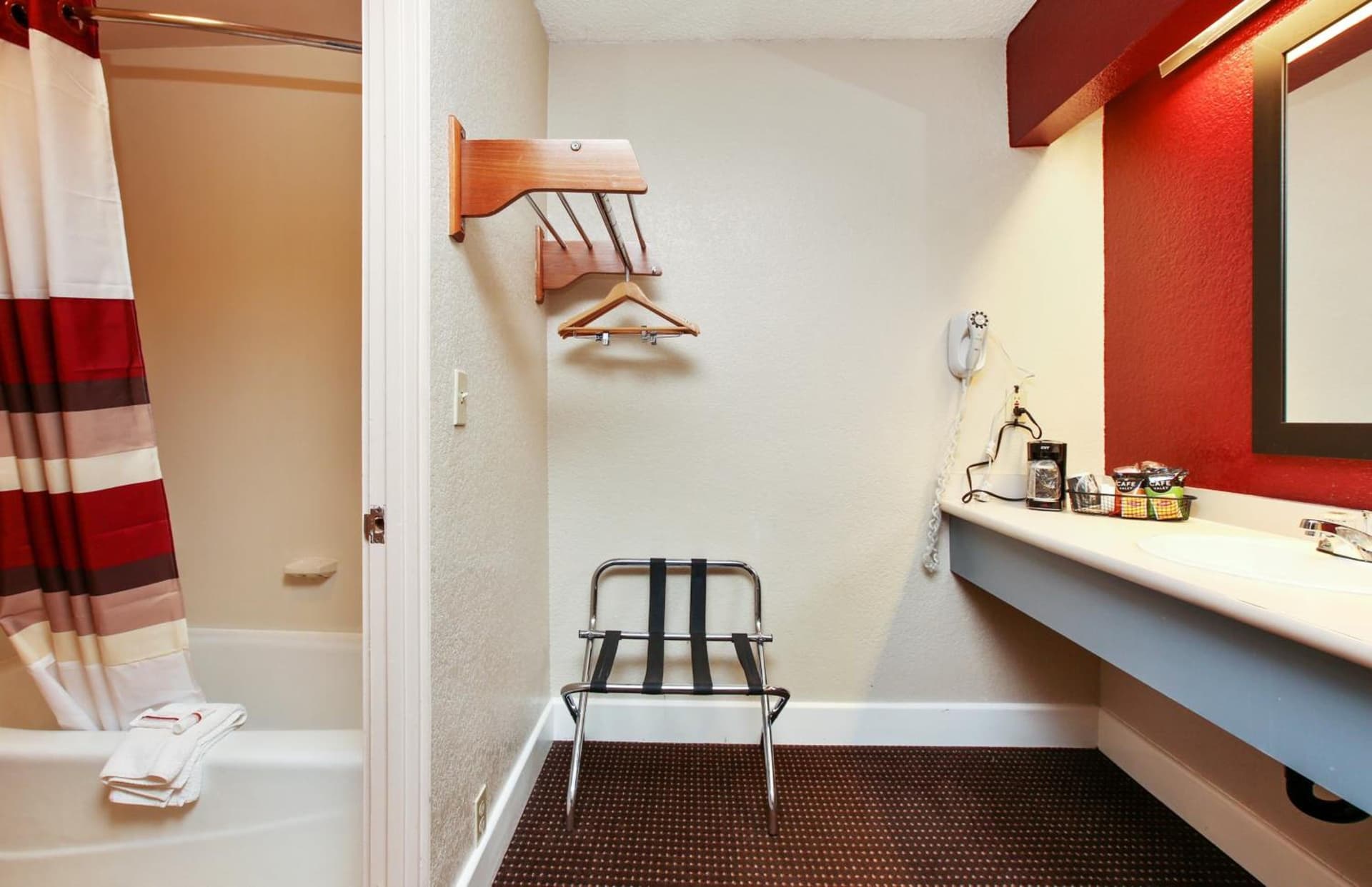 Red Roof Inn Santa Ana gallery photo in Santa Ana, CA — image 17