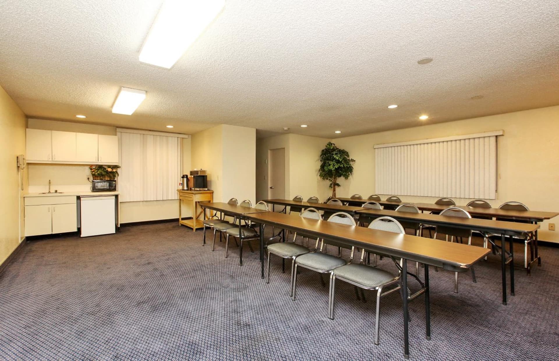 Red Roof Inn Santa Ana interior in Santa Ana, CA — gallery photo 2