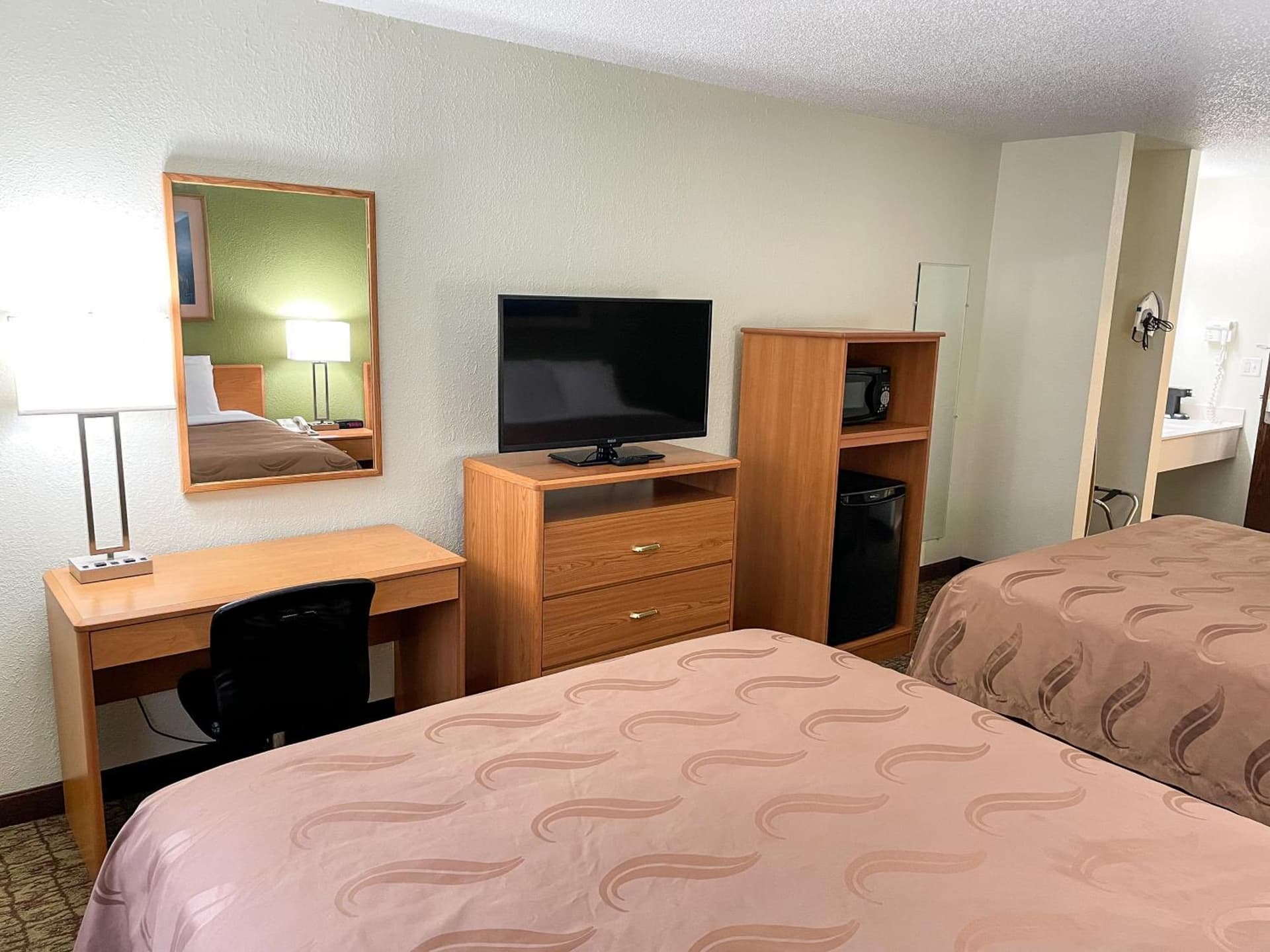 Hudson Inn & Suites interior in Hudson, WI — gallery photo 2