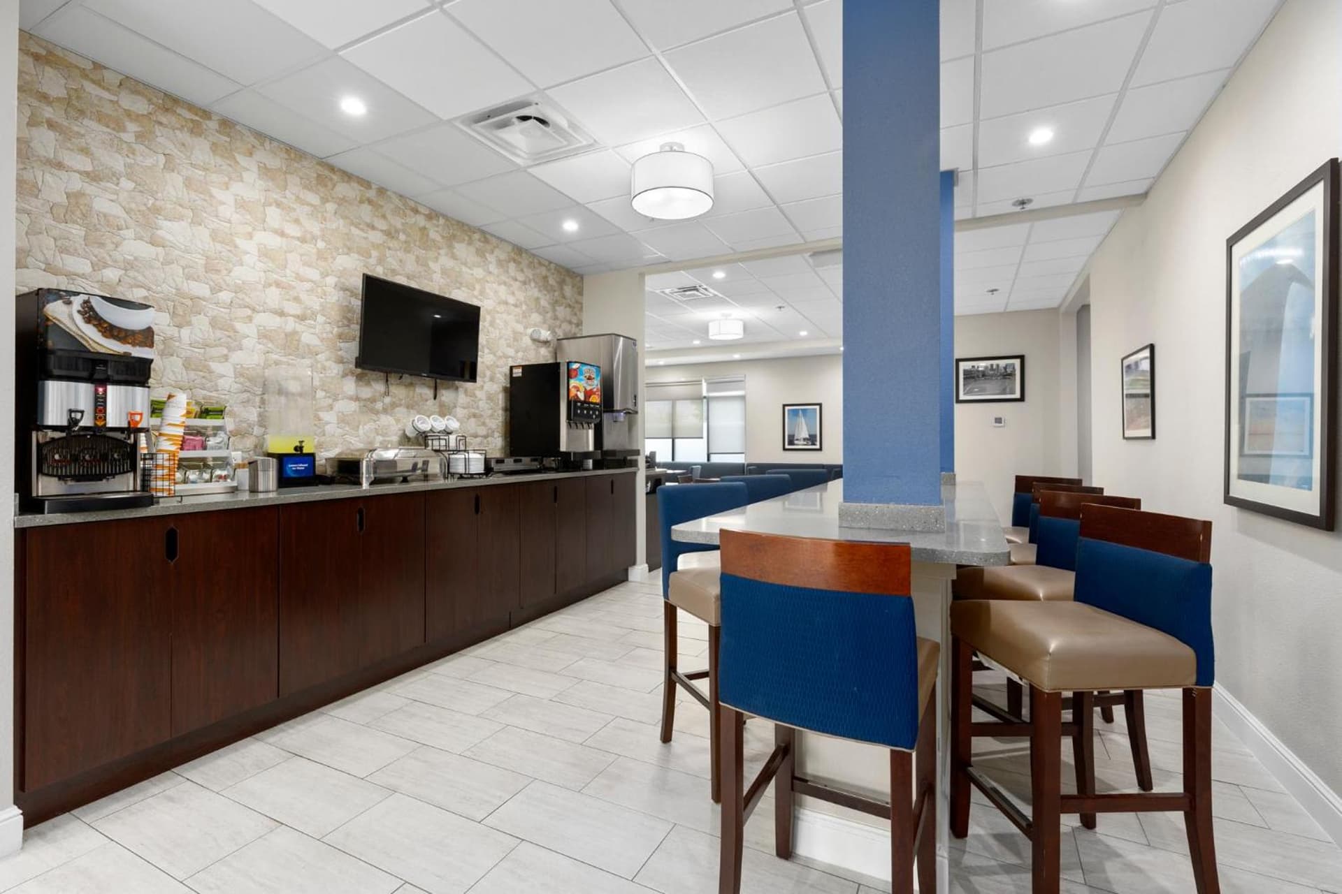 Comfort Inn & Suites Hazelwood - St Louis interior in Hazelwood, MO — gallery photo 2
