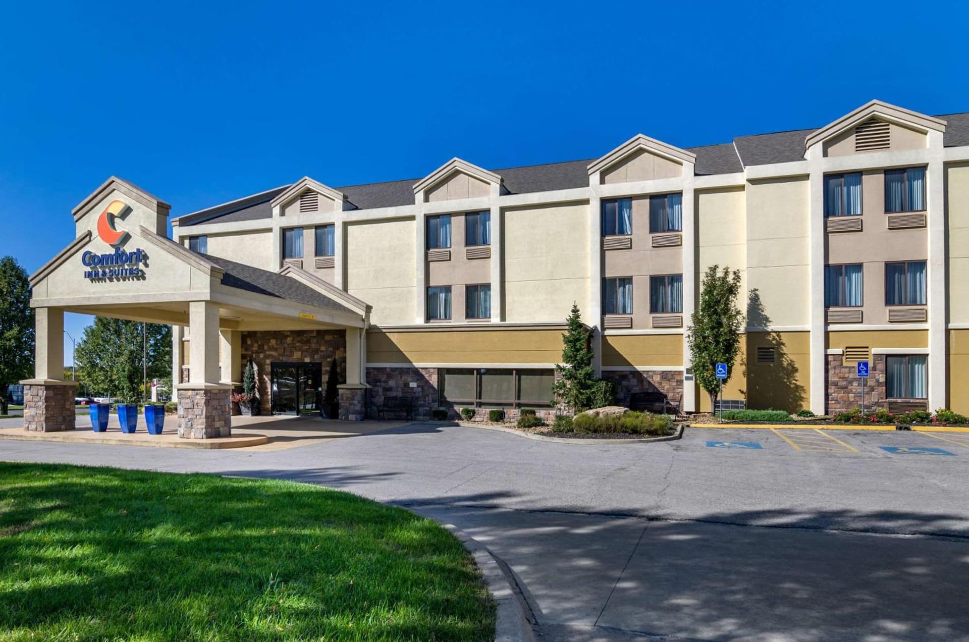 Comfort Inn & Suites Kansas City - Northeast featured exterior or lobby in Kansas City, MO — similar hotel