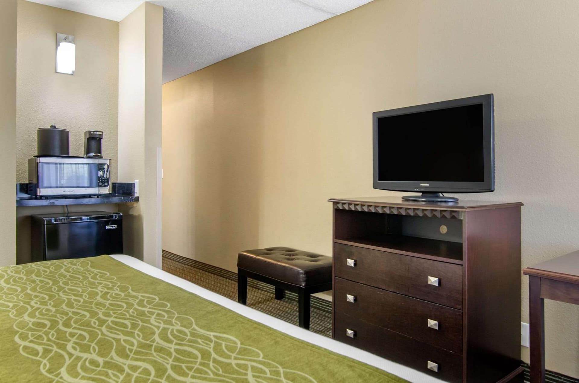 Comfort Inn & Suites Kansas City - Northeast interior in Kansas City, MO — gallery photo 2