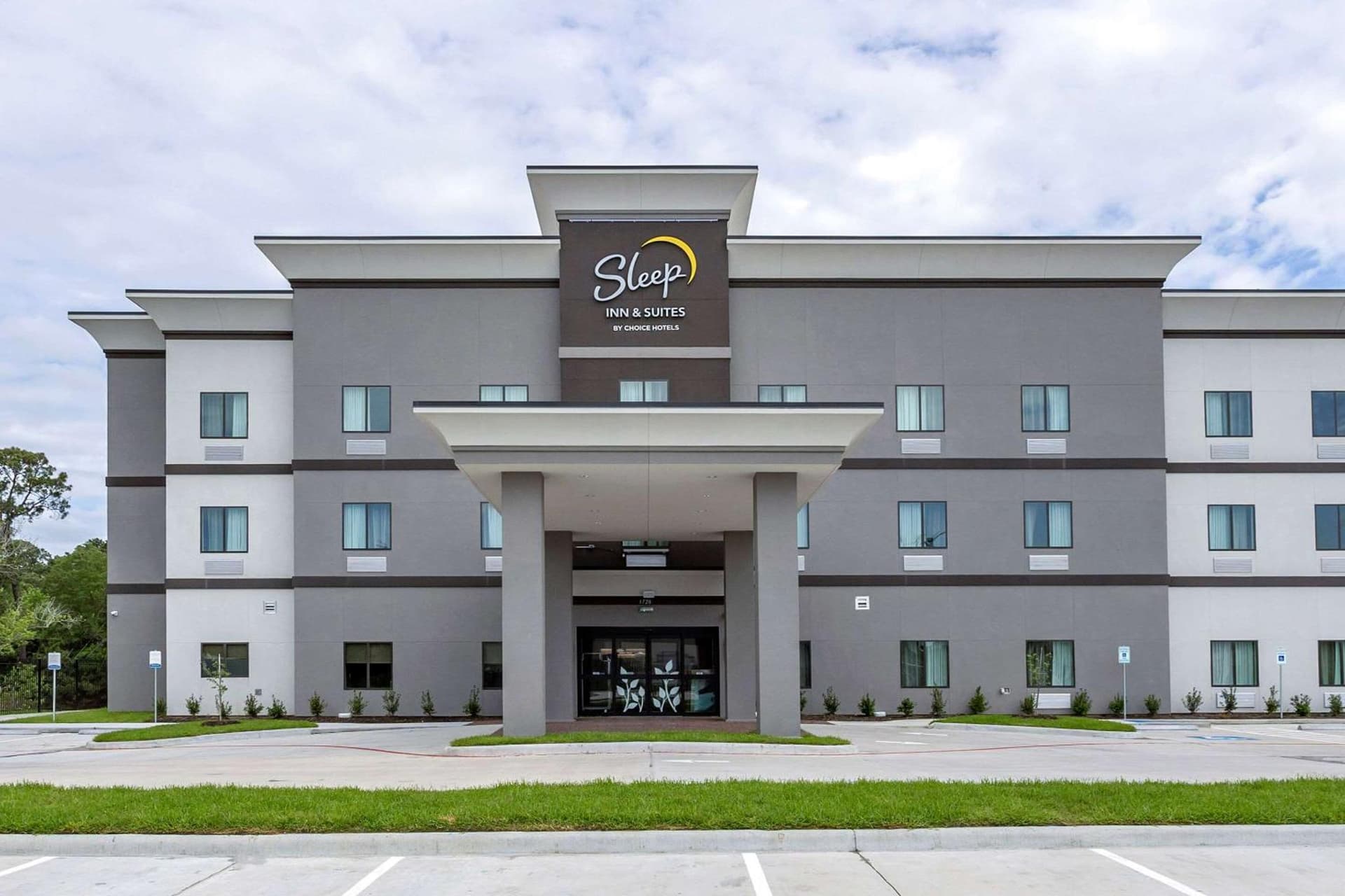 Redwood inn & Suites Crosby property views in Crosby, TX — gallery photo 3