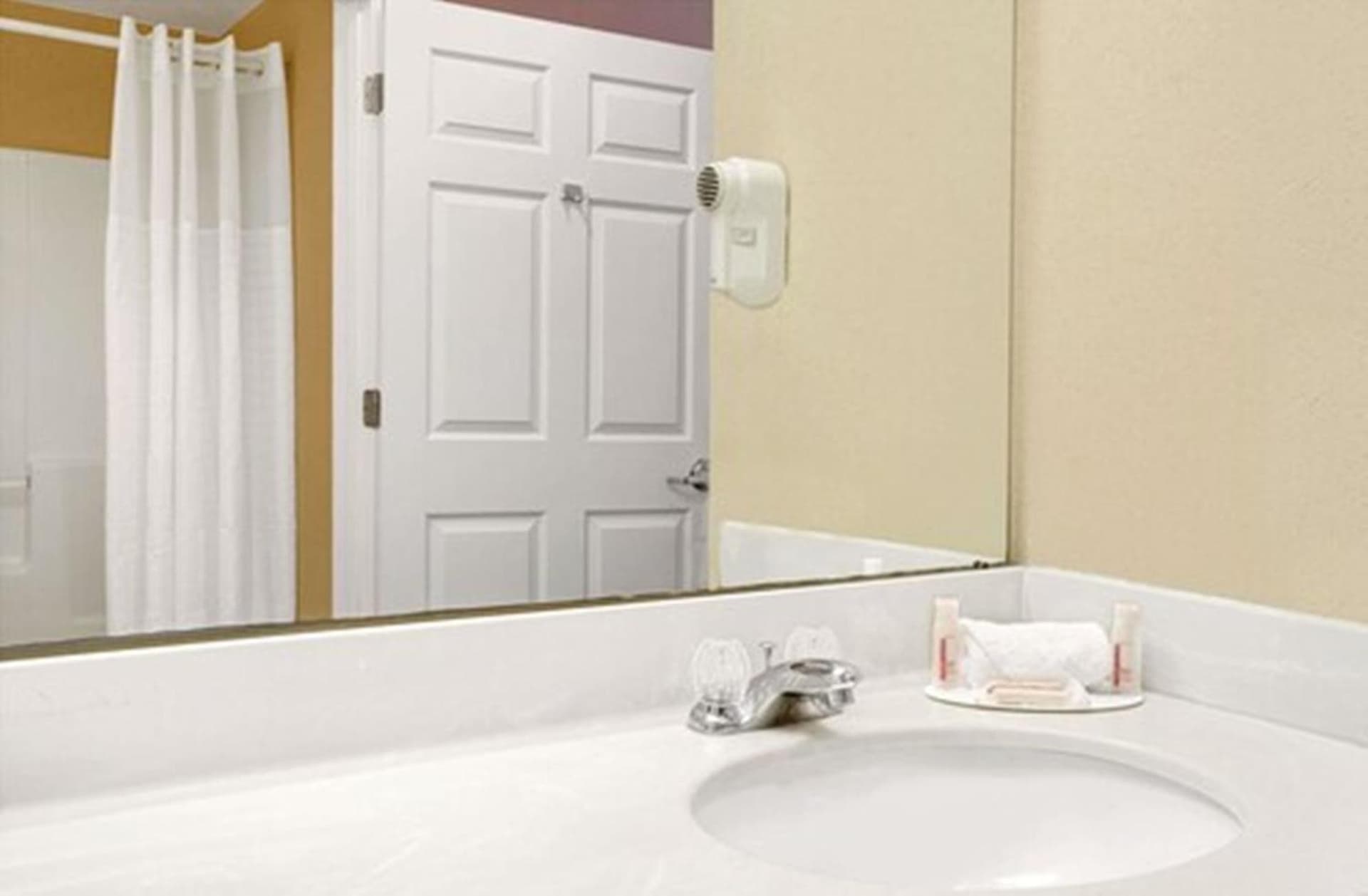 Baymont by Wyndham Jacksonville/Butler Blvd gallery photo in Jacksonville, FL — image 11