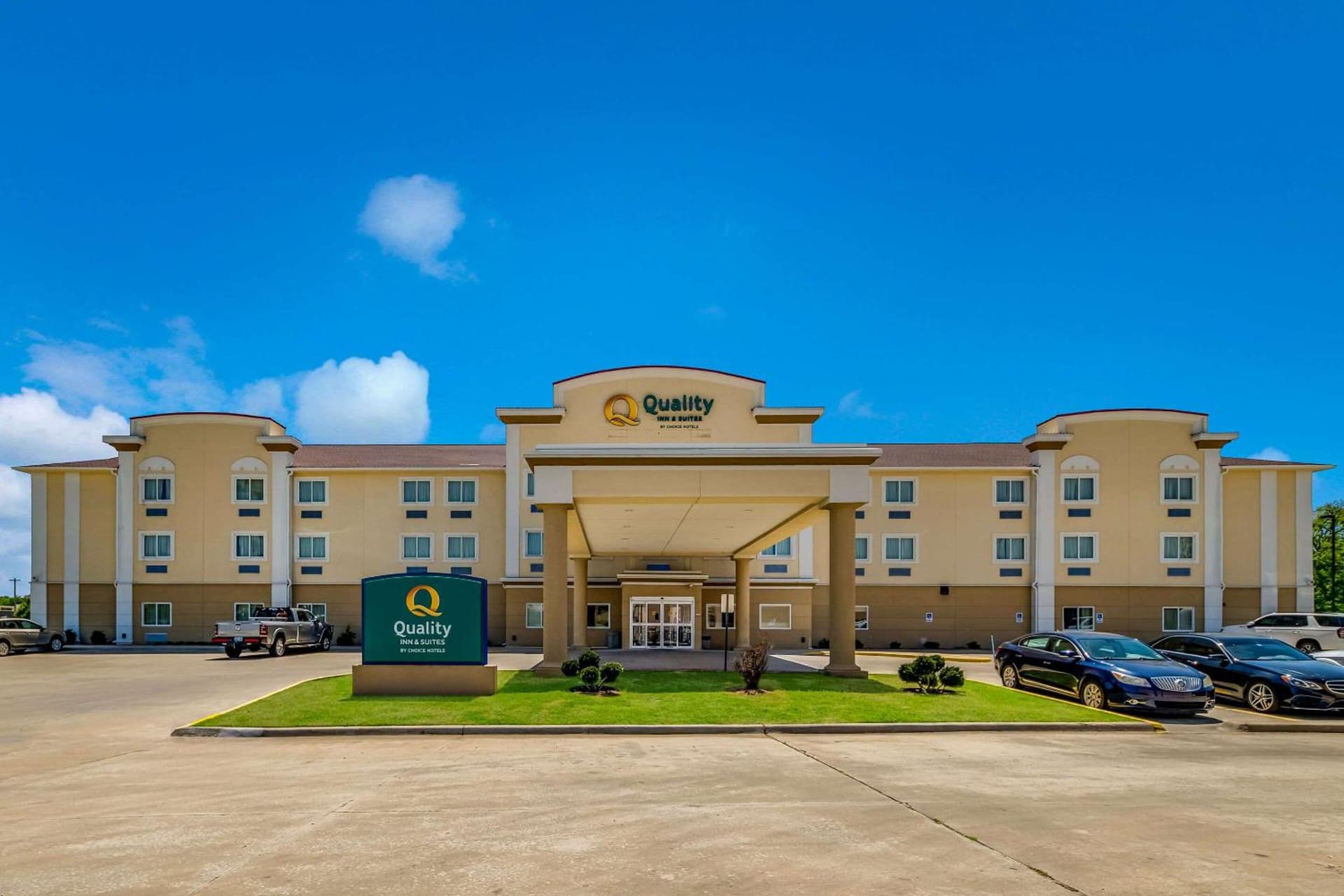 Quality Inn & Suites Ardmore interior in Ardmore, OK — gallery photo 2