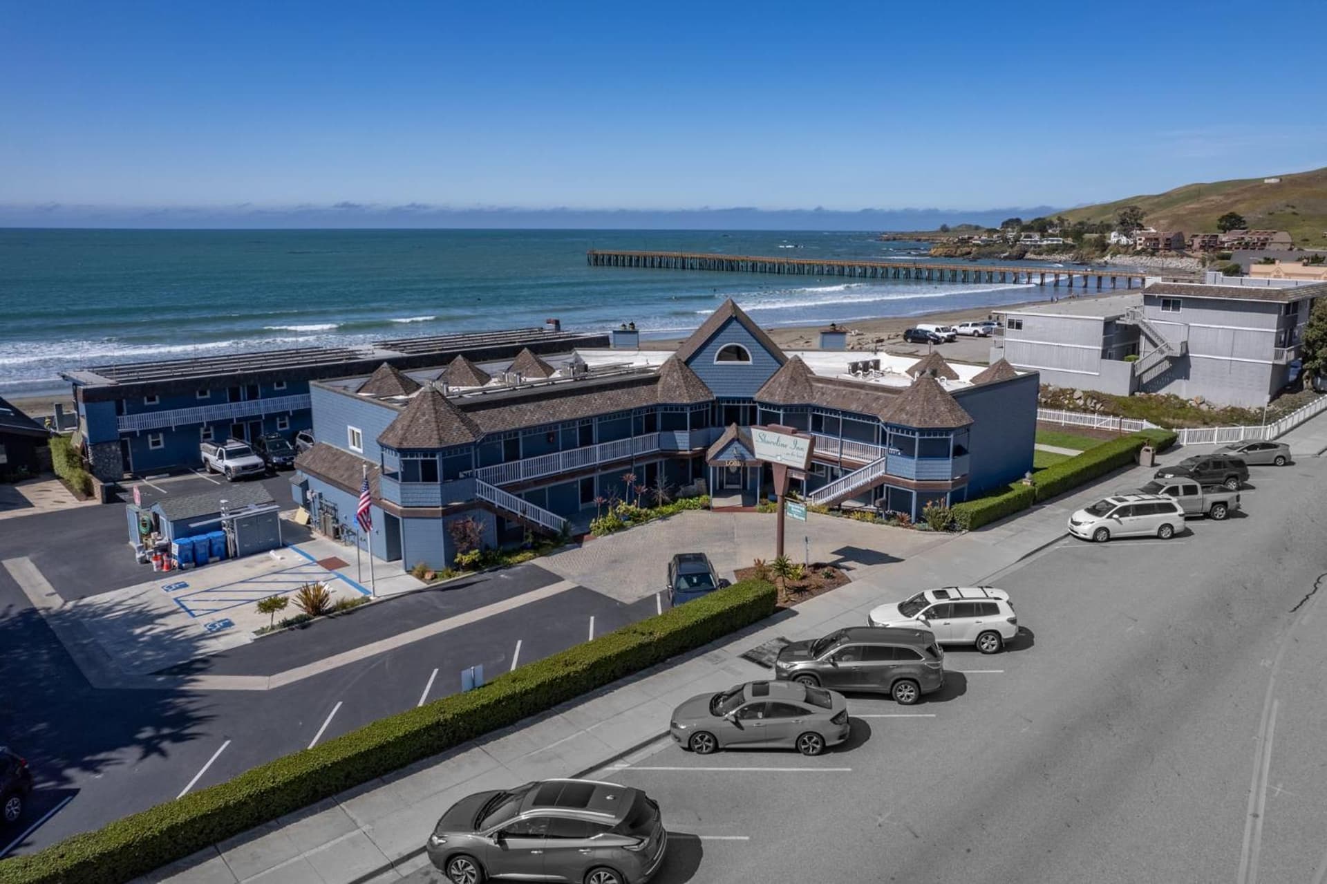 Shoreline Inn...on the beach interior in Cayucos, CA — gallery photo 2