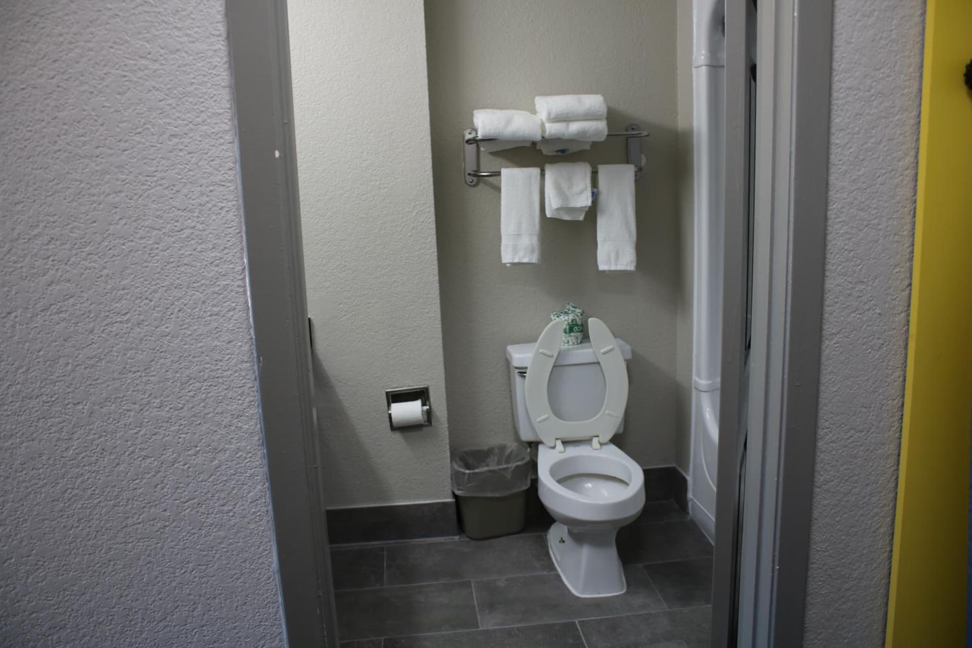 Days Inn by Wyndham Waco University Area gallery photo in Waco, TX — image 94