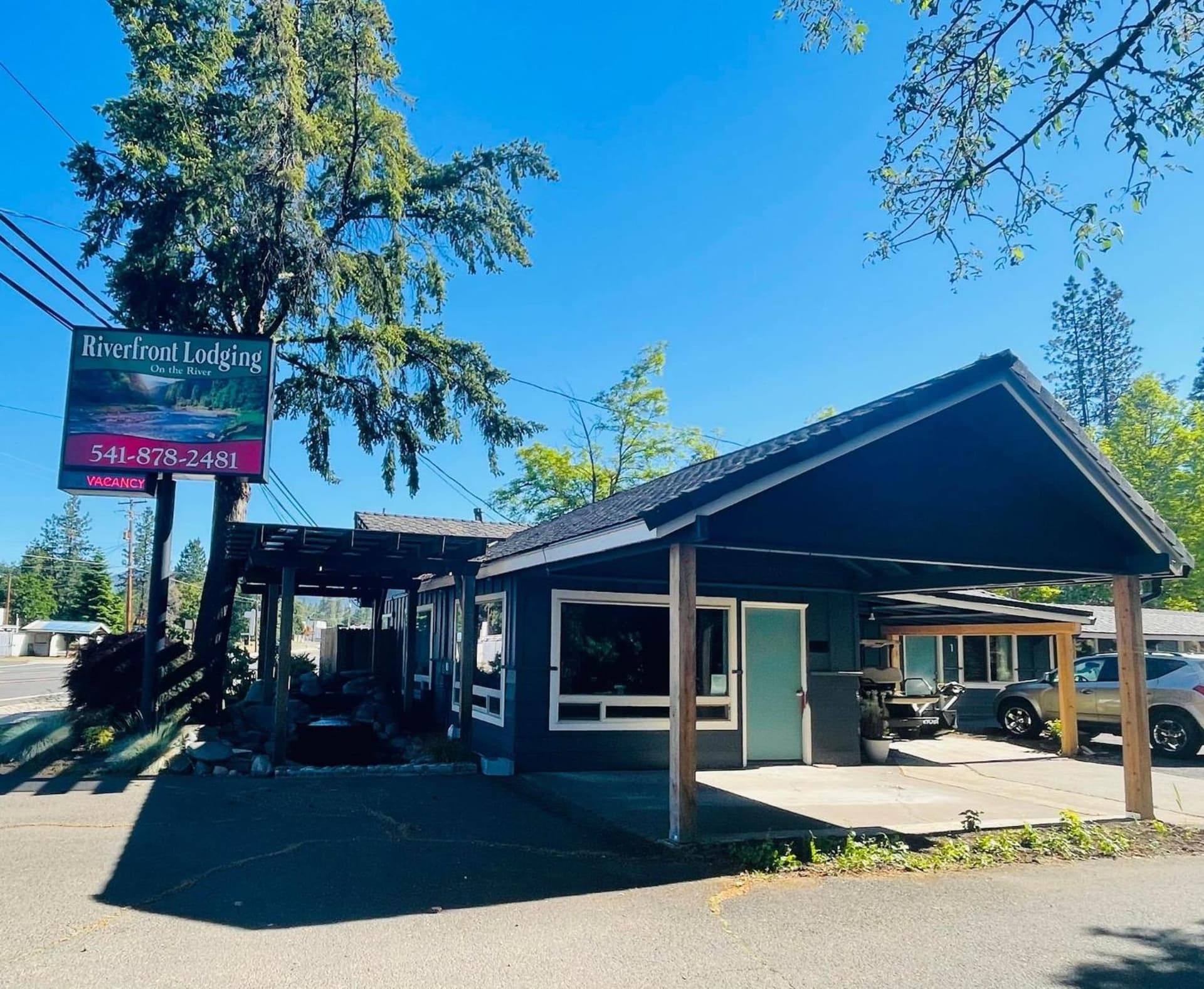 Riverfront Lodging featured exterior or lobby in Shady Cove, OR — similar hotel