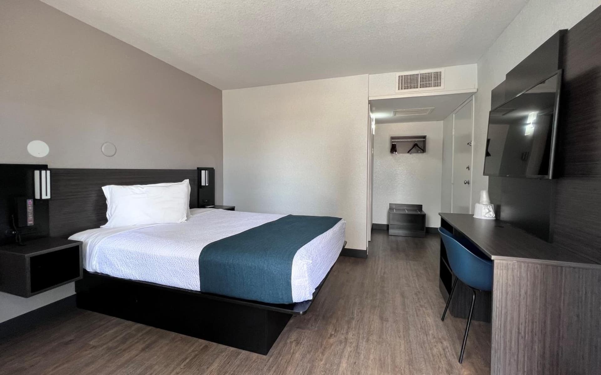 Motel 6-Bakersfield, CA - South gallery photo in Bakersfield, CA — image 37