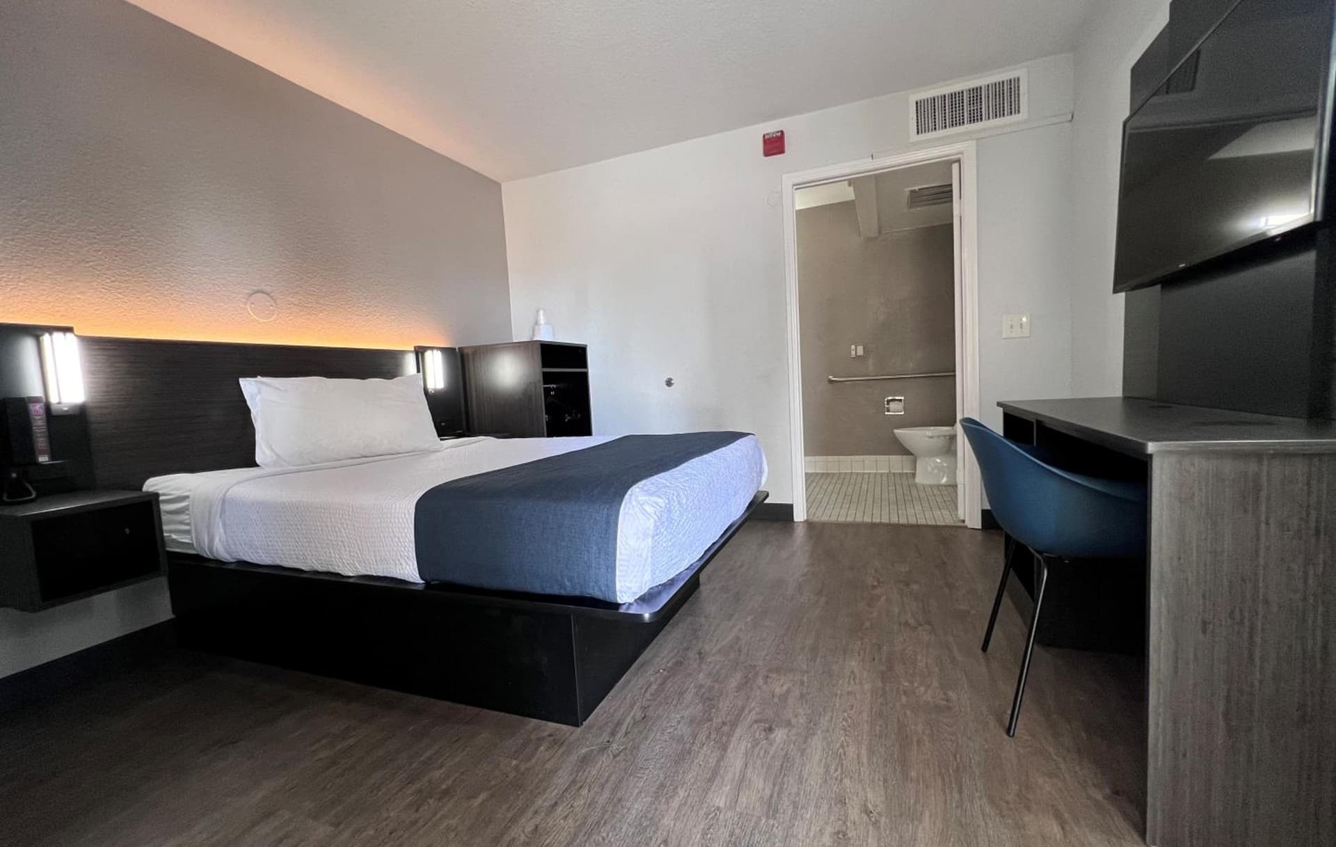 Motel 6-Bakersfield, CA - South gallery photo in Bakersfield, CA — image 89
