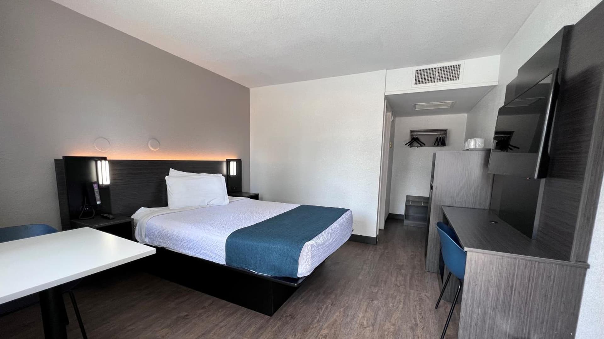 Motel 6-Bakersfield, CA - South gallery photo in Bakersfield, CA — image 16