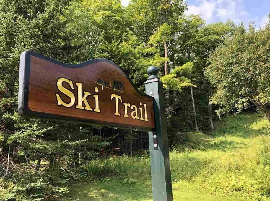 MT SNOW SKI BACK TRAIL FREE SHUTTLE Green Mountain Den interior in Dover — gallery photo 2
