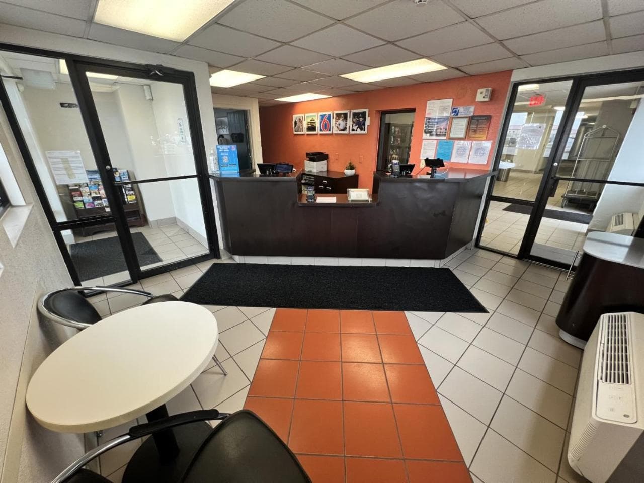 Motel 6-Council Bluffs, IA - Omaha East interior in Council Bluffs, IA — gallery photo 2