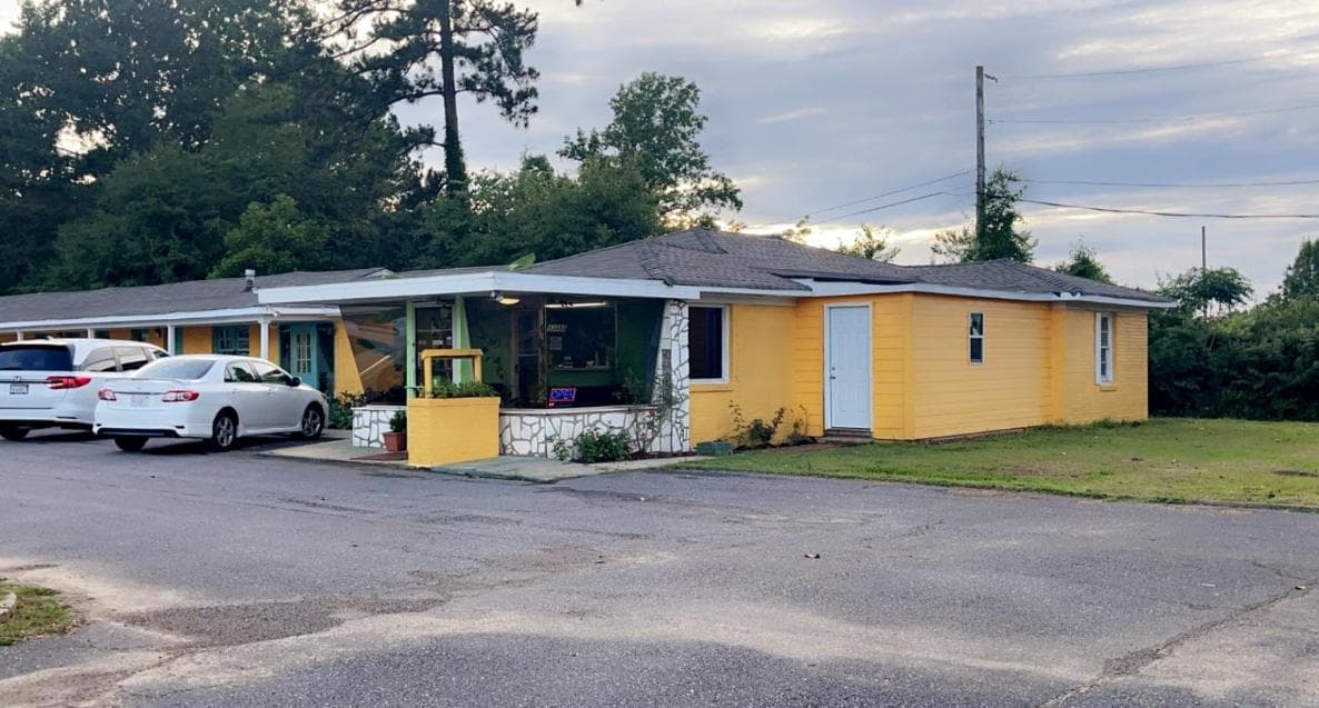 LAMPLIGHTER INN interior in Childersburg, AL — gallery photo 2