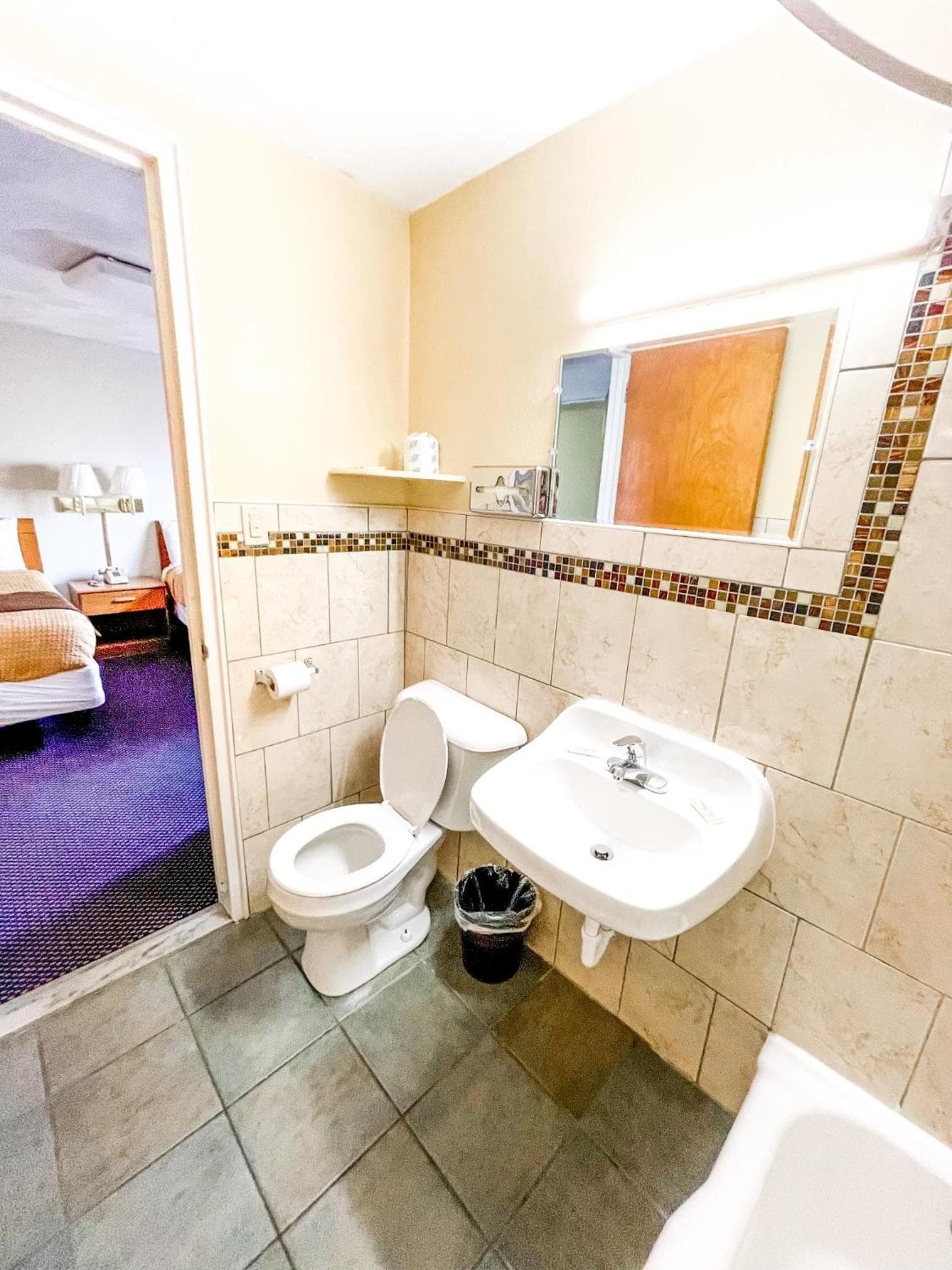 Utica Rest Inn interior in Utica, NY — gallery photo 2