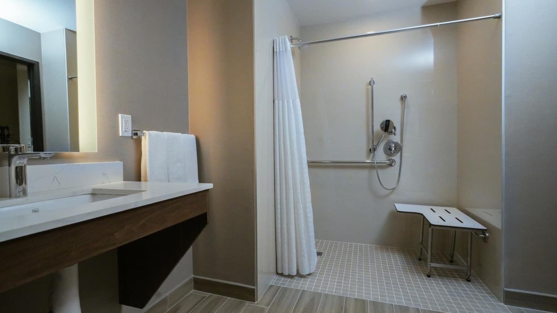 La Quinta Inn & Suites by Wyndham Santa Cruz gallery photo in Santa Cruz, CA — image 47