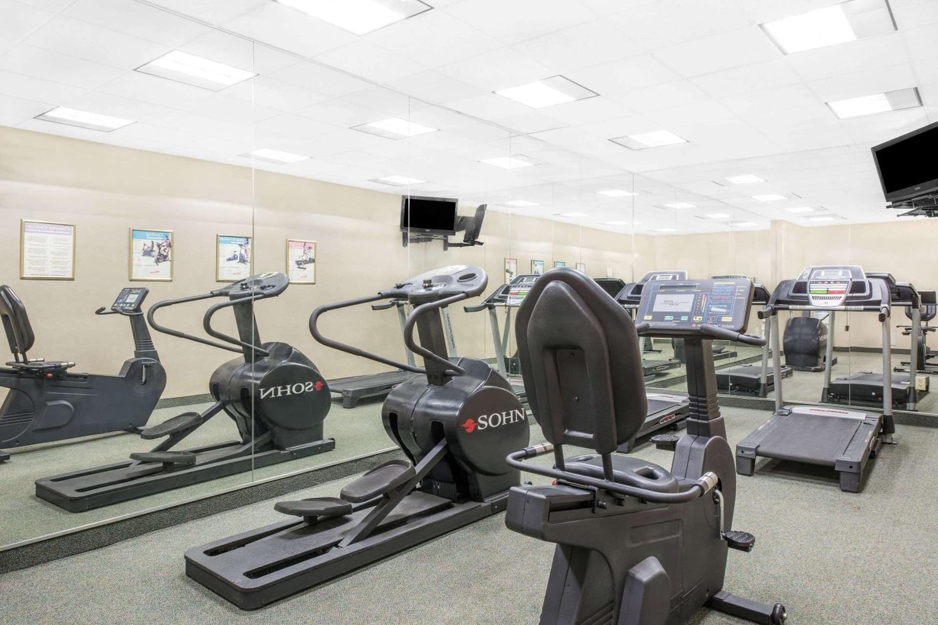 Days Inn & Suites by Wyndham York interior in York, PA — gallery photo 2
