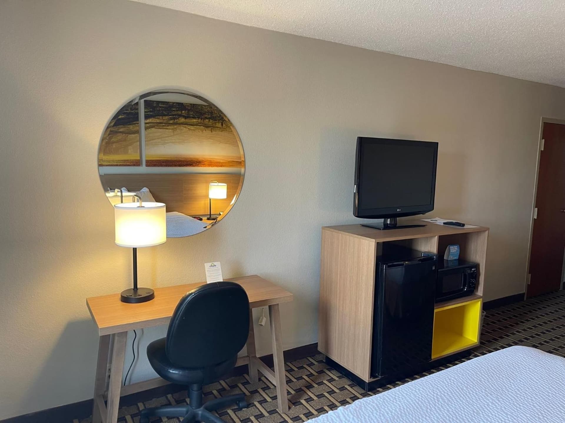 Days Inn by Wyndham Fayetteville-South/I-95 Exit 49 interior in Fayetteville, NC — gallery photo 2