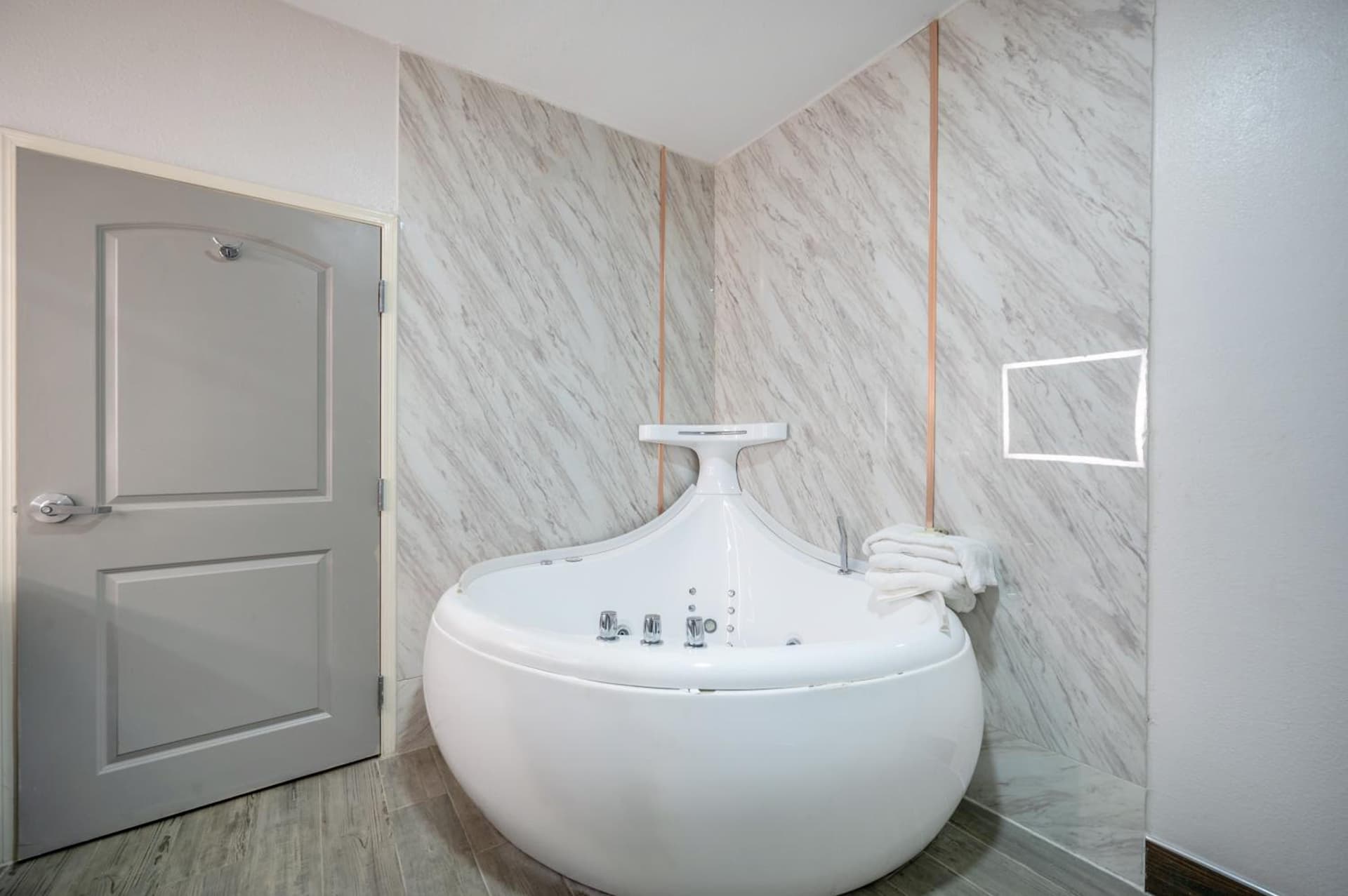 The Leo Collection Detroit, an Ascend Collection Hotel interior in Lincoln Park, MI — gallery photo 2