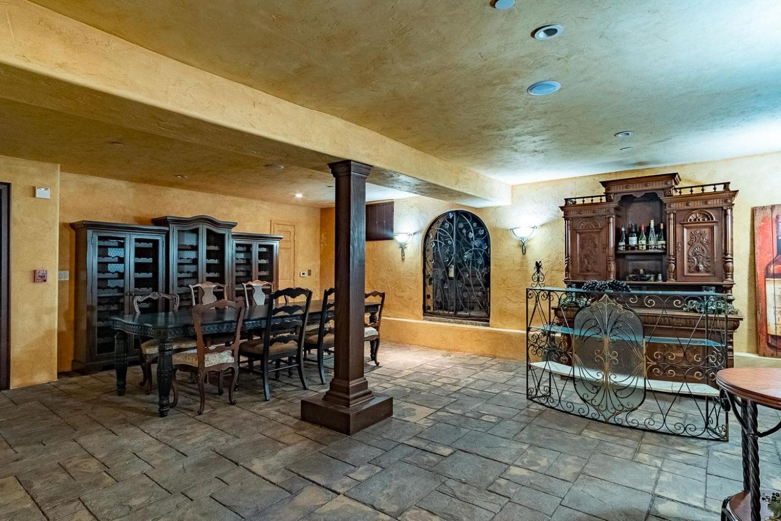 Chateau Coralini gallery photo in Salinas, CA — image 9