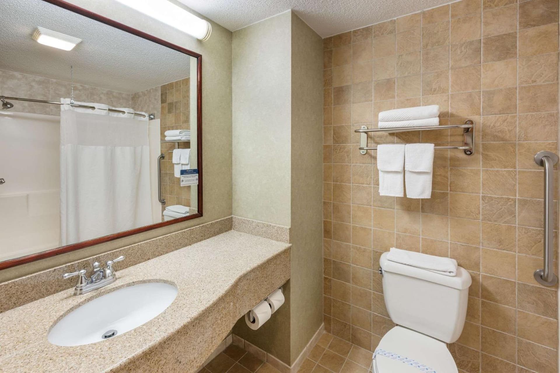 Quality Inn & Suites Fishkill South near I-84 gallery photo in Fishkill, NY — image 5