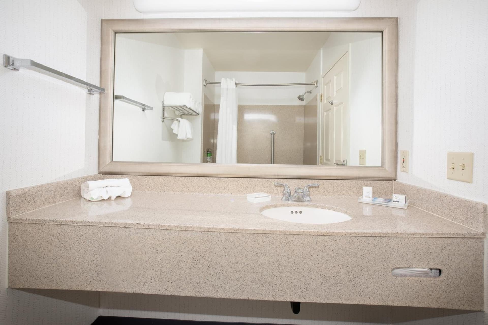 Holiday Inn & Suites Goodyear - West Phoenix Area by IHG gallery photo in Goodyear, AZ — image 8