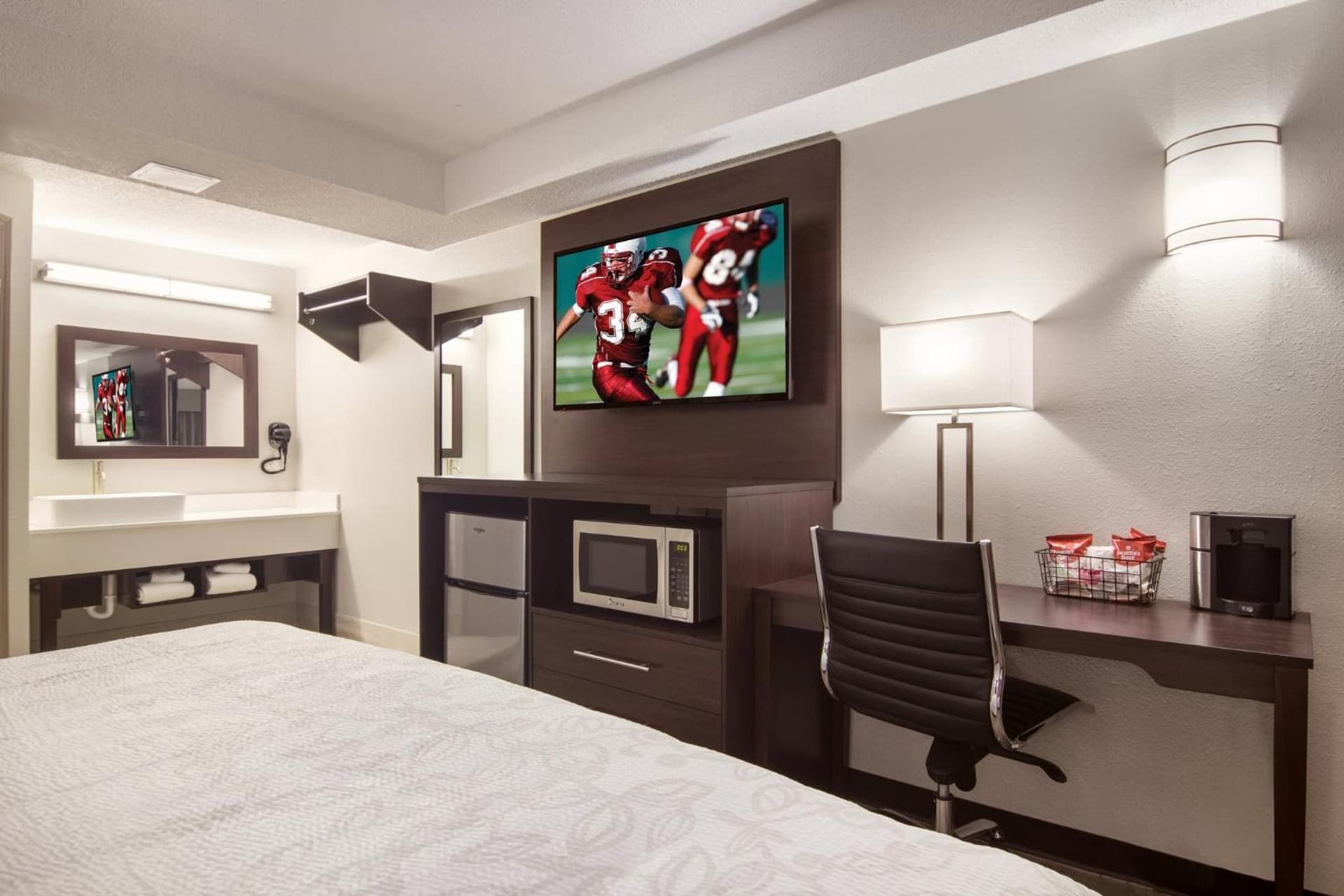 Red Roof Inn PLUS & Suites Erie gallery photo in Erie, PA — image 28