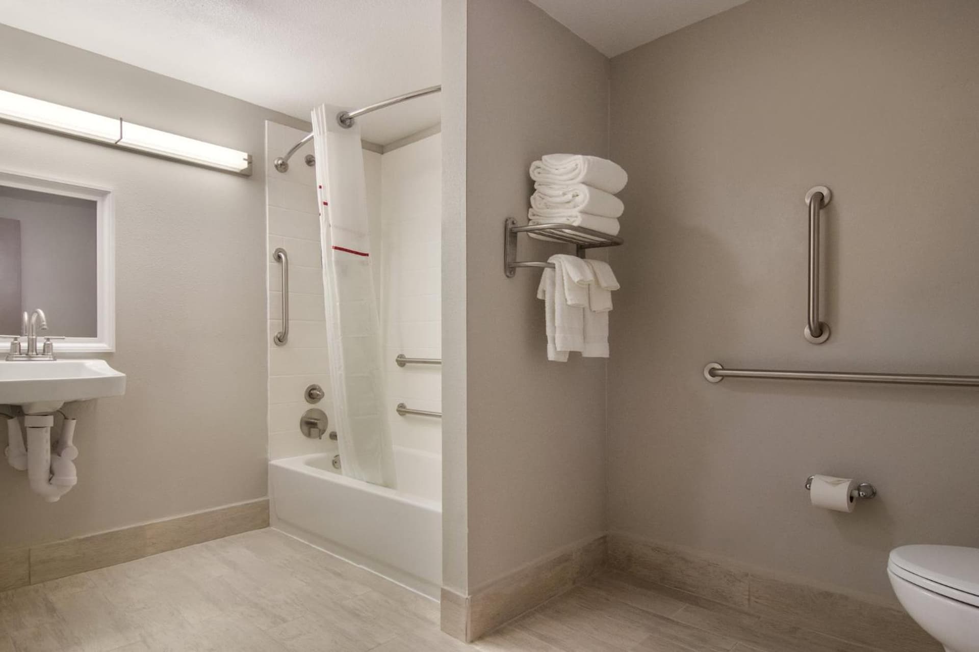 Red Roof Inn PLUS & Suites Erie gallery photo in Erie, PA — image 22
