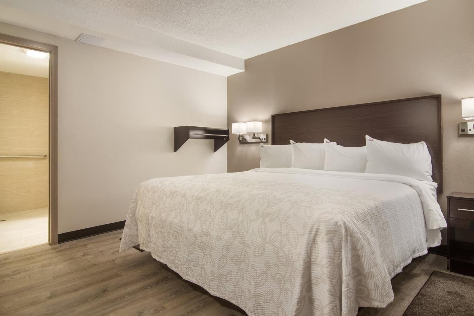 Red Roof Inn PLUS & Suites Erie gallery photo in Erie, PA — image 33