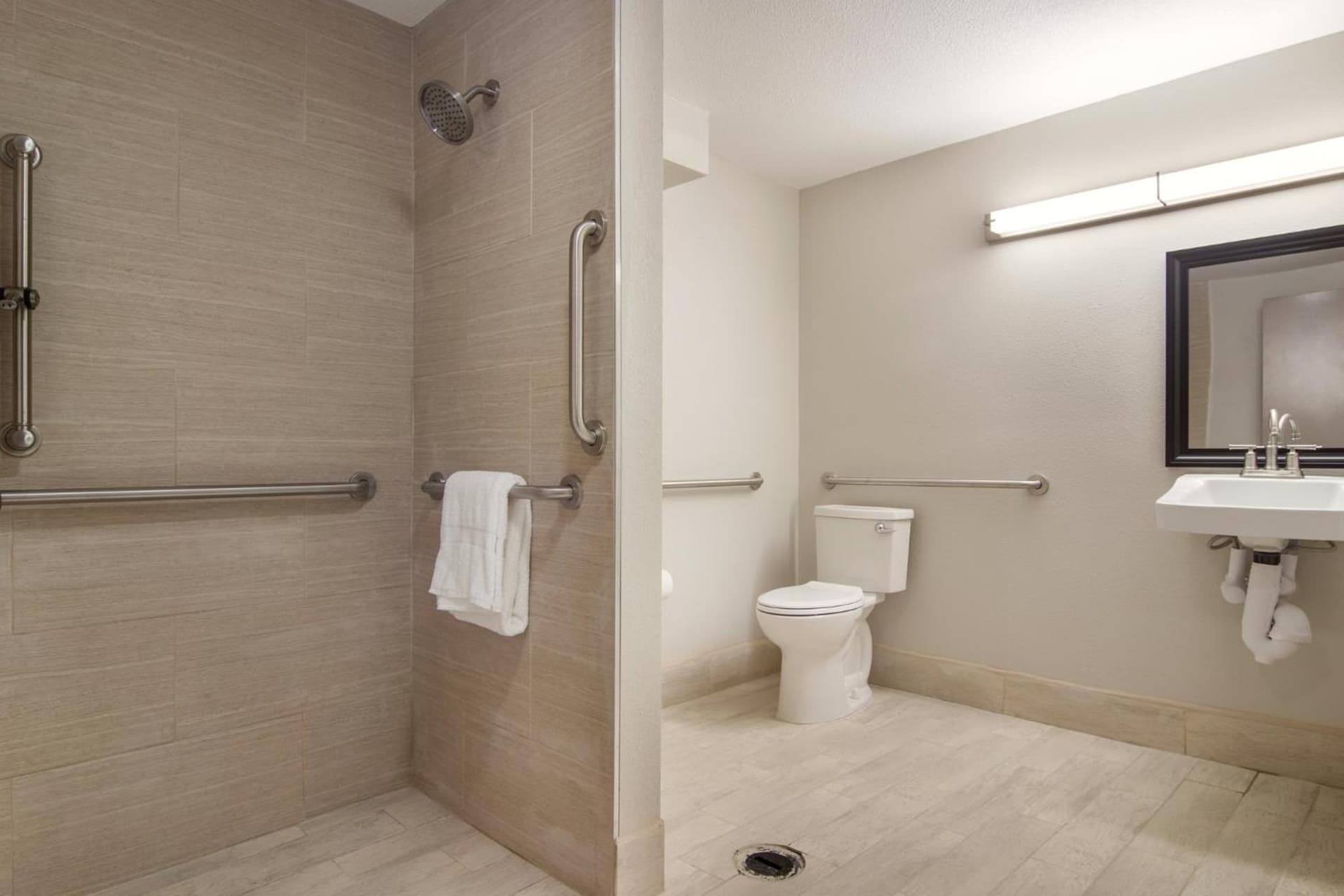 Red Roof Inn PLUS & Suites Erie gallery photo in Erie, PA — image 24