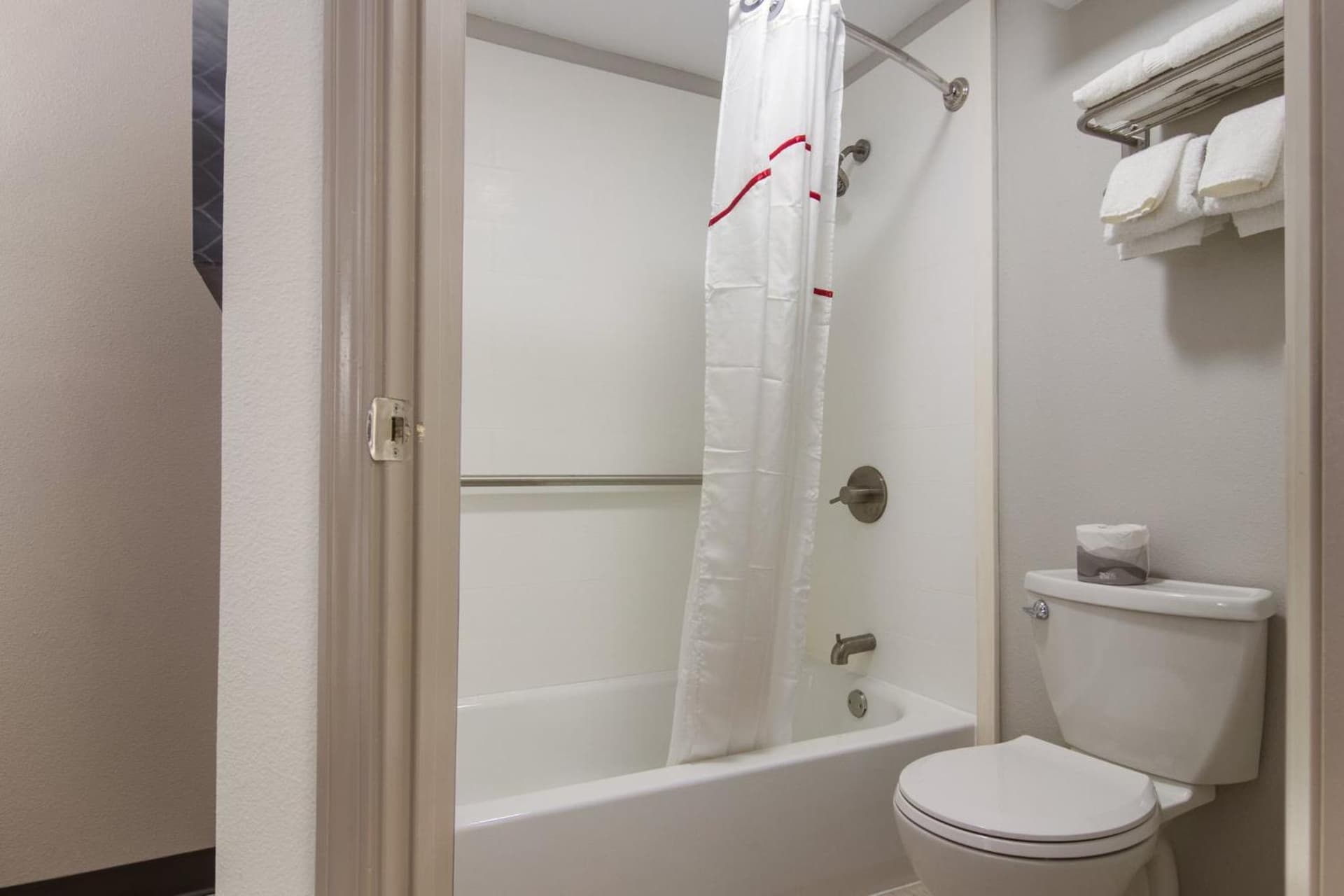 Red Roof Inn PLUS & Suites Erie gallery photo in Erie, PA — image 20