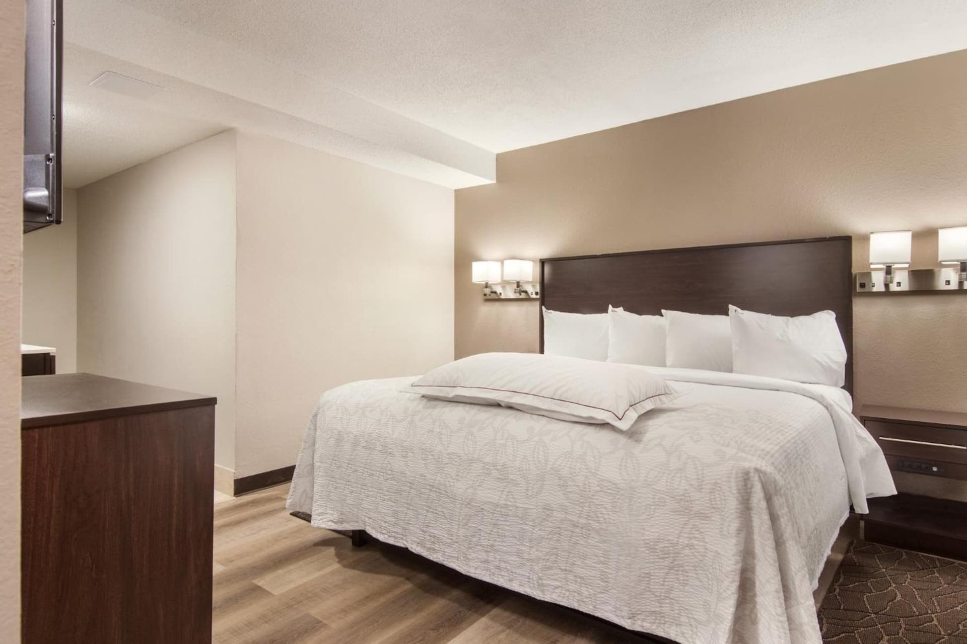 Red Roof Inn PLUS & Suites Erie interior in Erie, PA — gallery photo 2