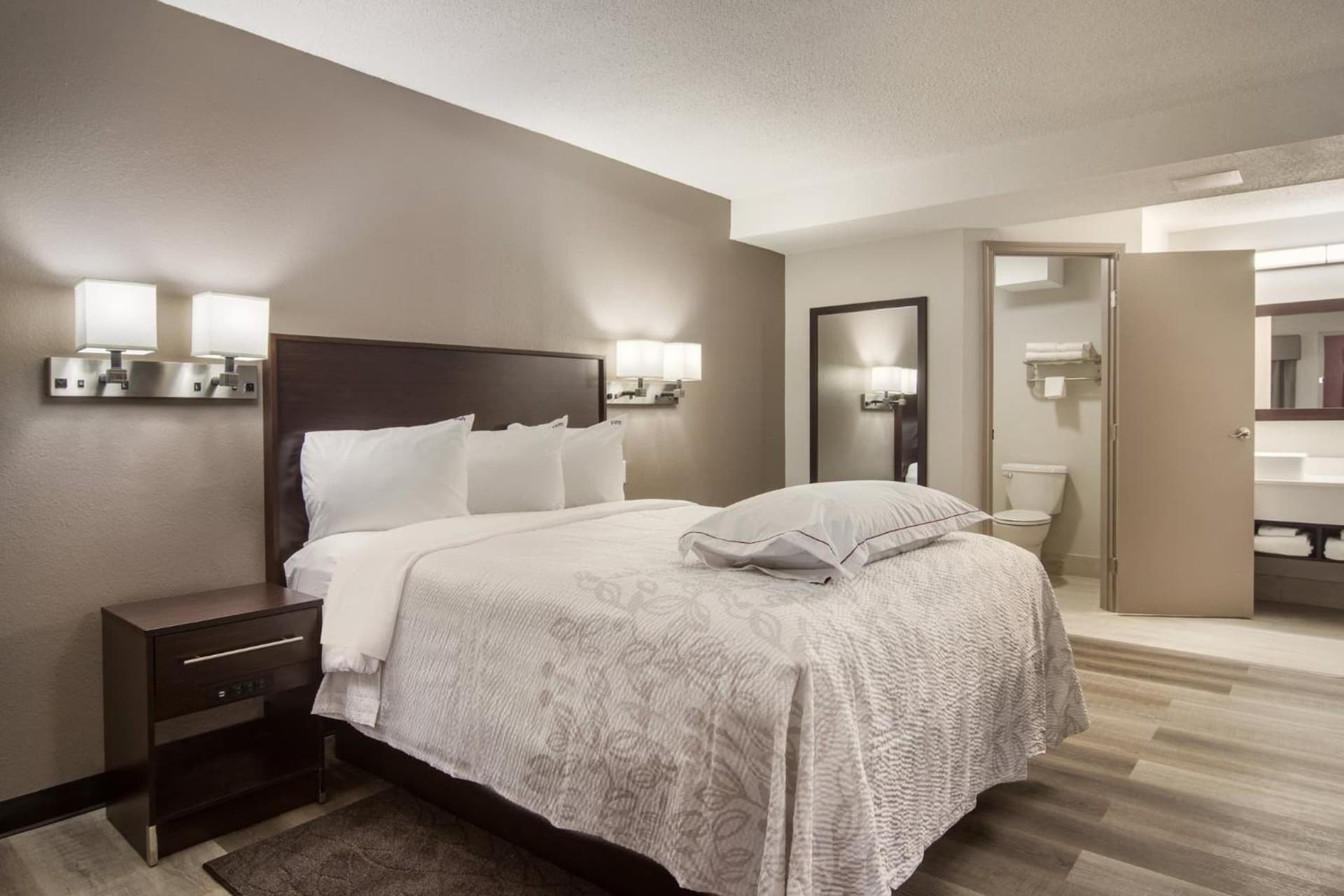 Red Roof Inn PLUS & Suites Erie gallery photo in Erie, PA — image 27