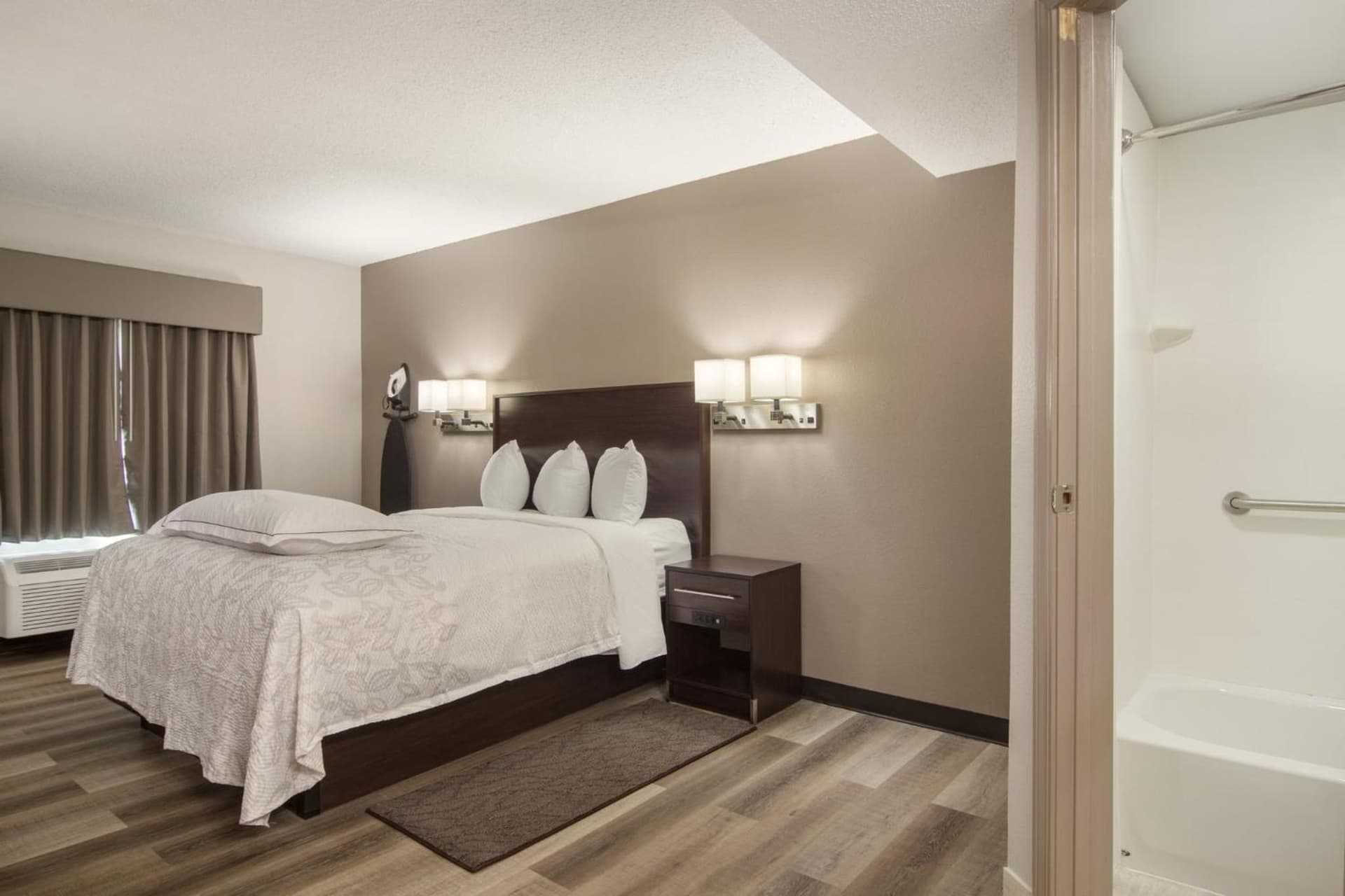 Red Roof Inn PLUS & Suites Erie gallery photo in Erie, PA — image 29