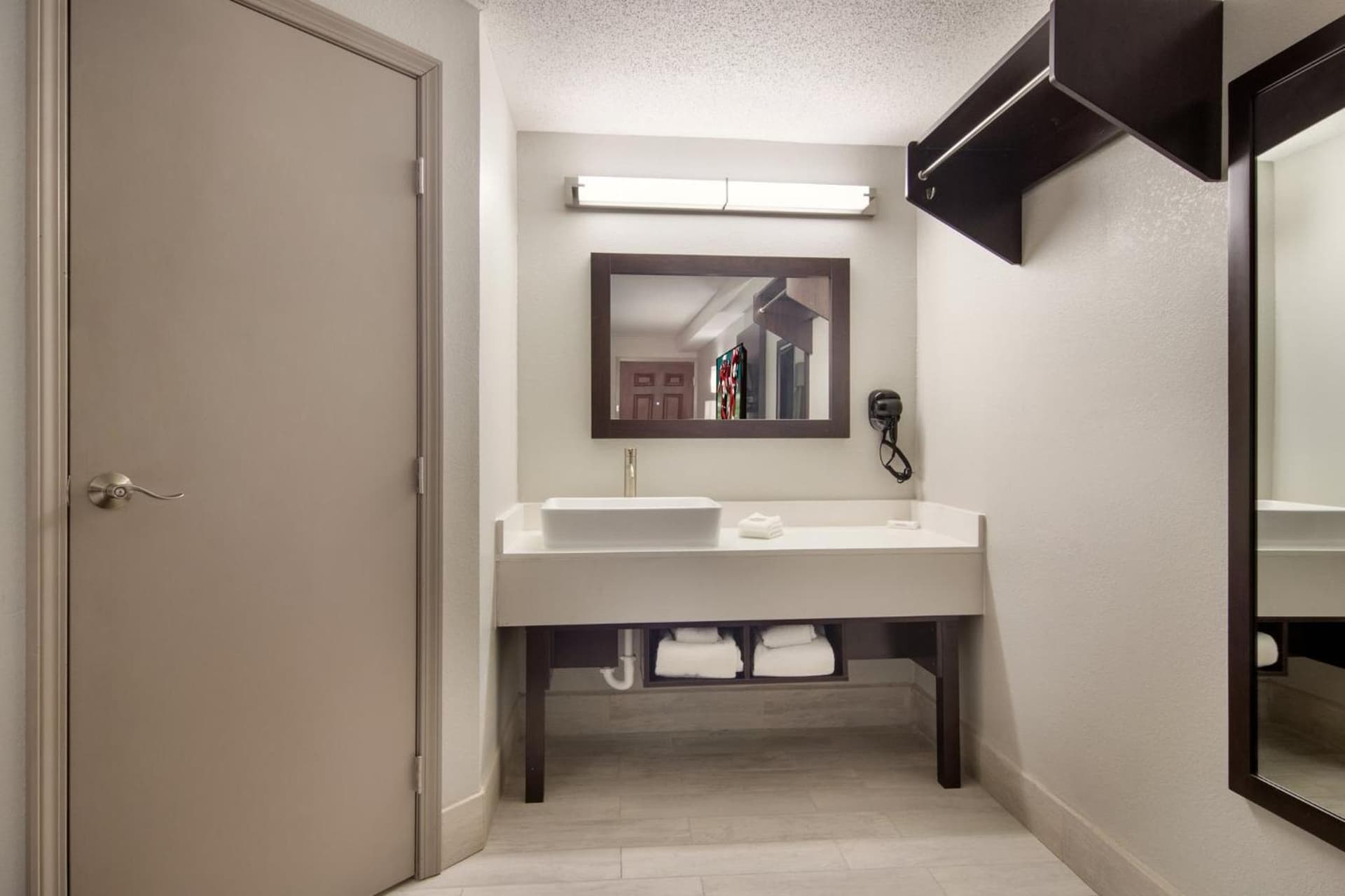 Red Roof Inn PLUS & Suites Erie gallery photo in Erie, PA — image 32