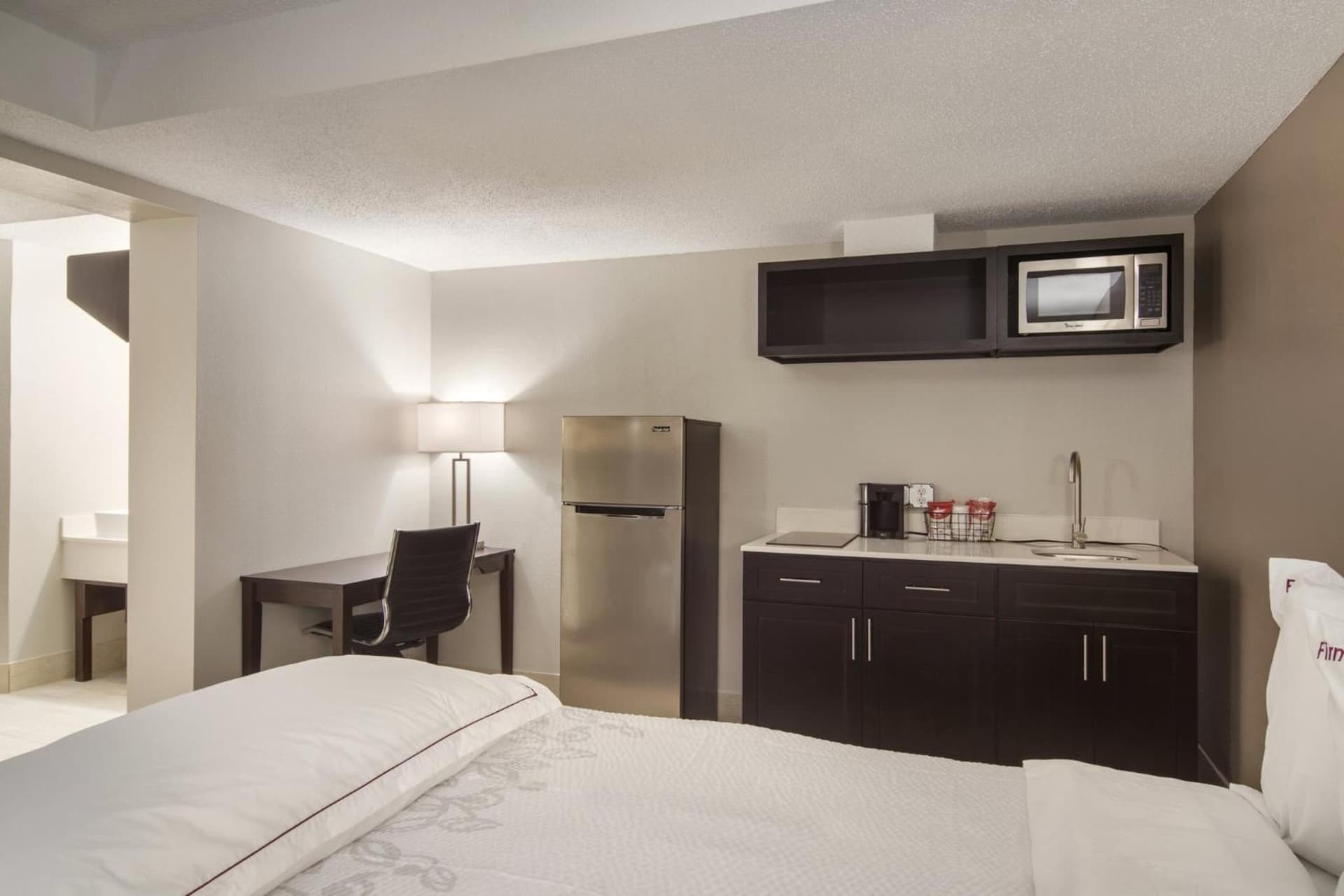 Red Roof Inn PLUS & Suites Erie gallery photo in Erie, PA — image 9