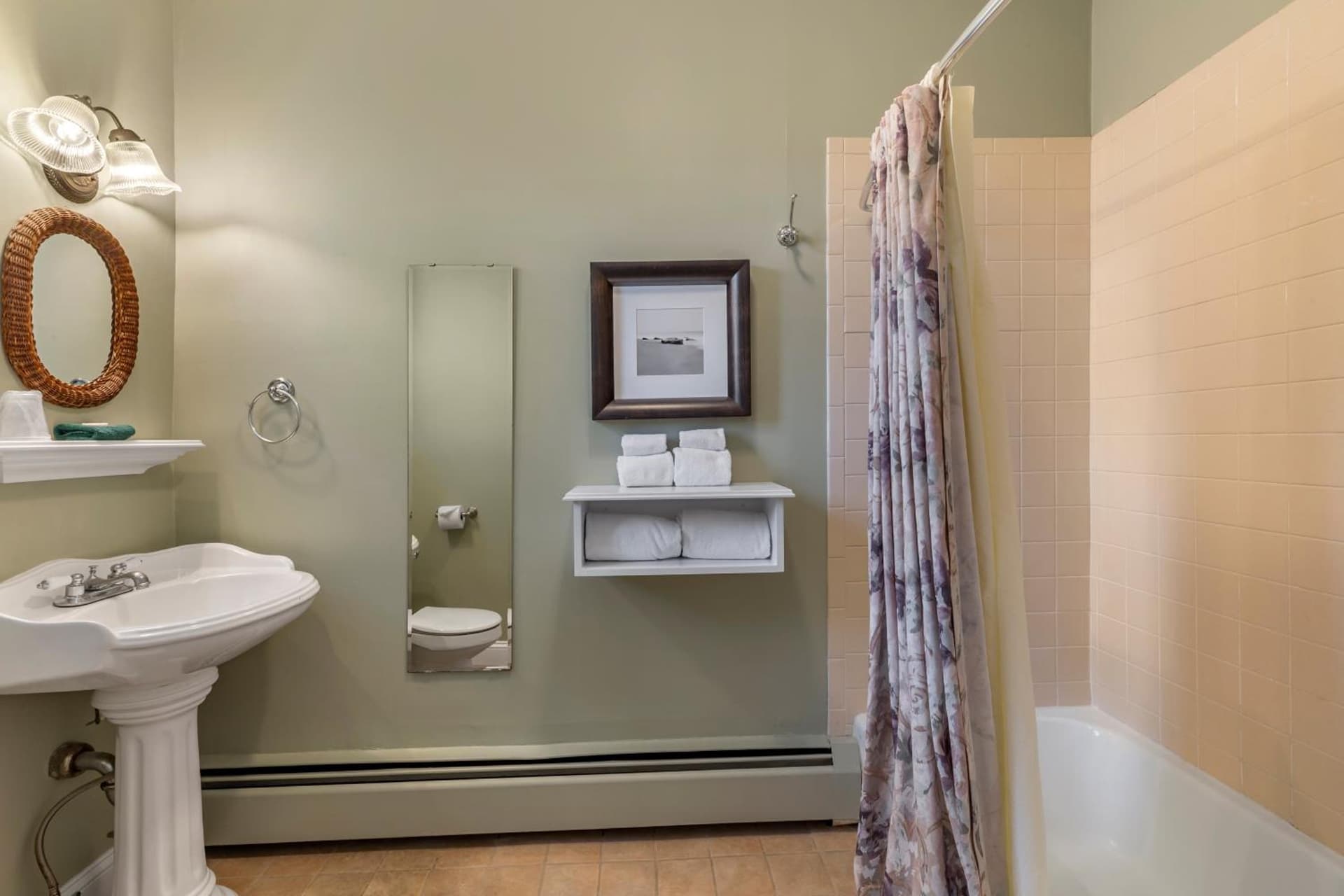 Essex Street Inn & Suites, an Ascend Collection Hotel gallery photo in Newburyport, MA — image 92