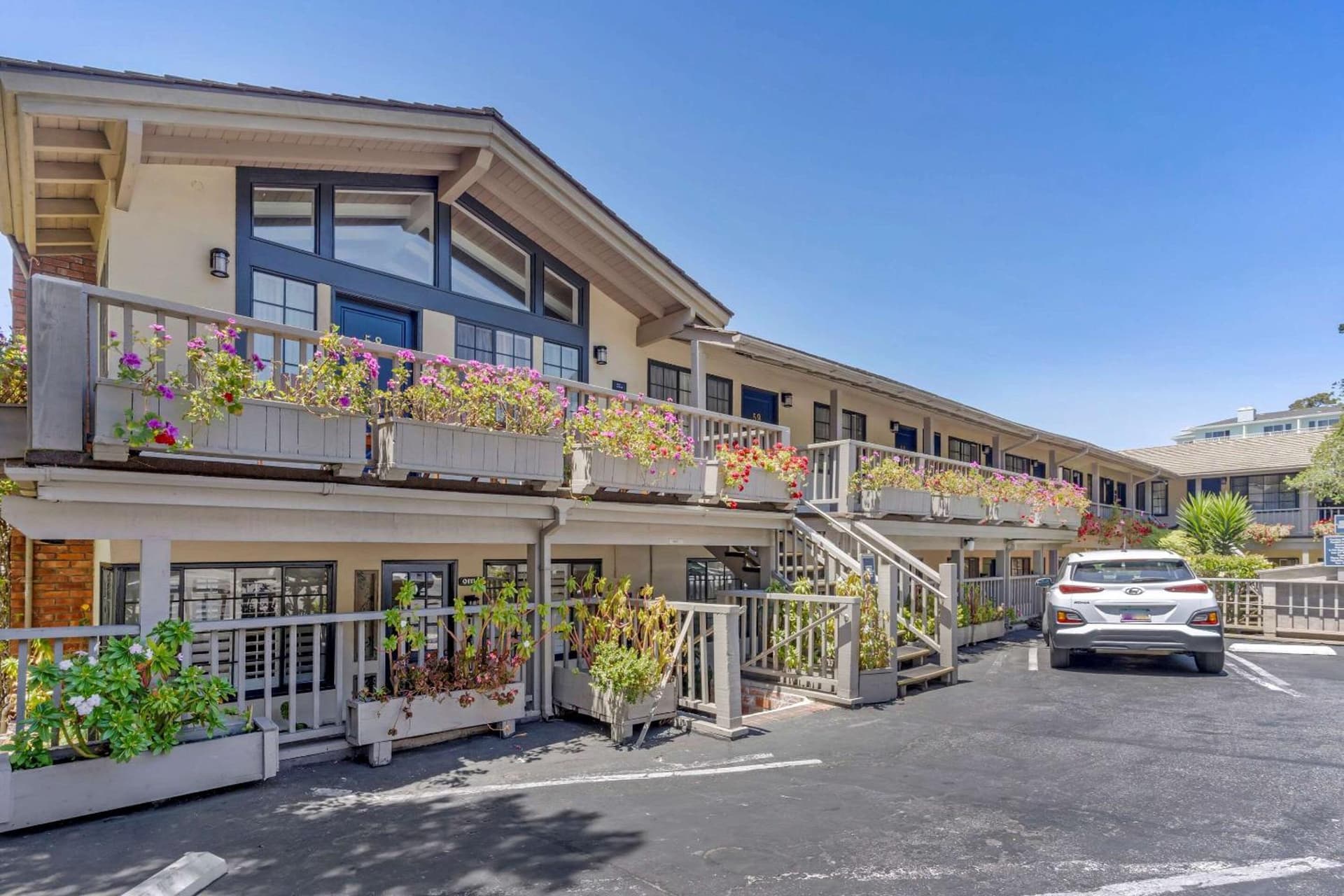 Comfort Inn Carmel By the Sea interior in Carmel, CA — gallery photo 2