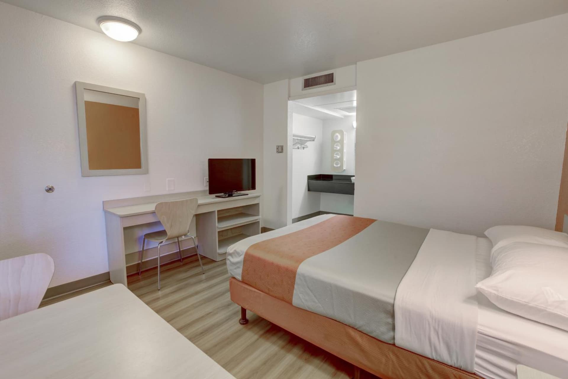 Motel 6-Corona, CA gallery photo in Corona, CA — image 25