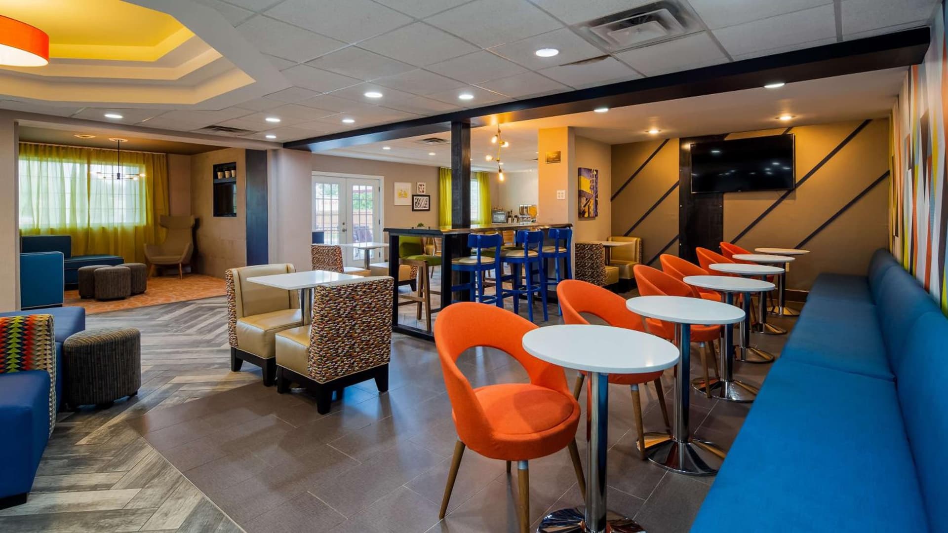 Best Western Plus Newport News interior in Newport News, VA — gallery photo 2