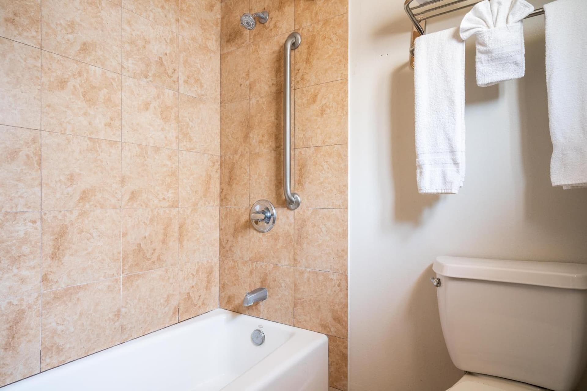 Solaire Inn & Suites interior in Santa Maria, CA — gallery photo 2