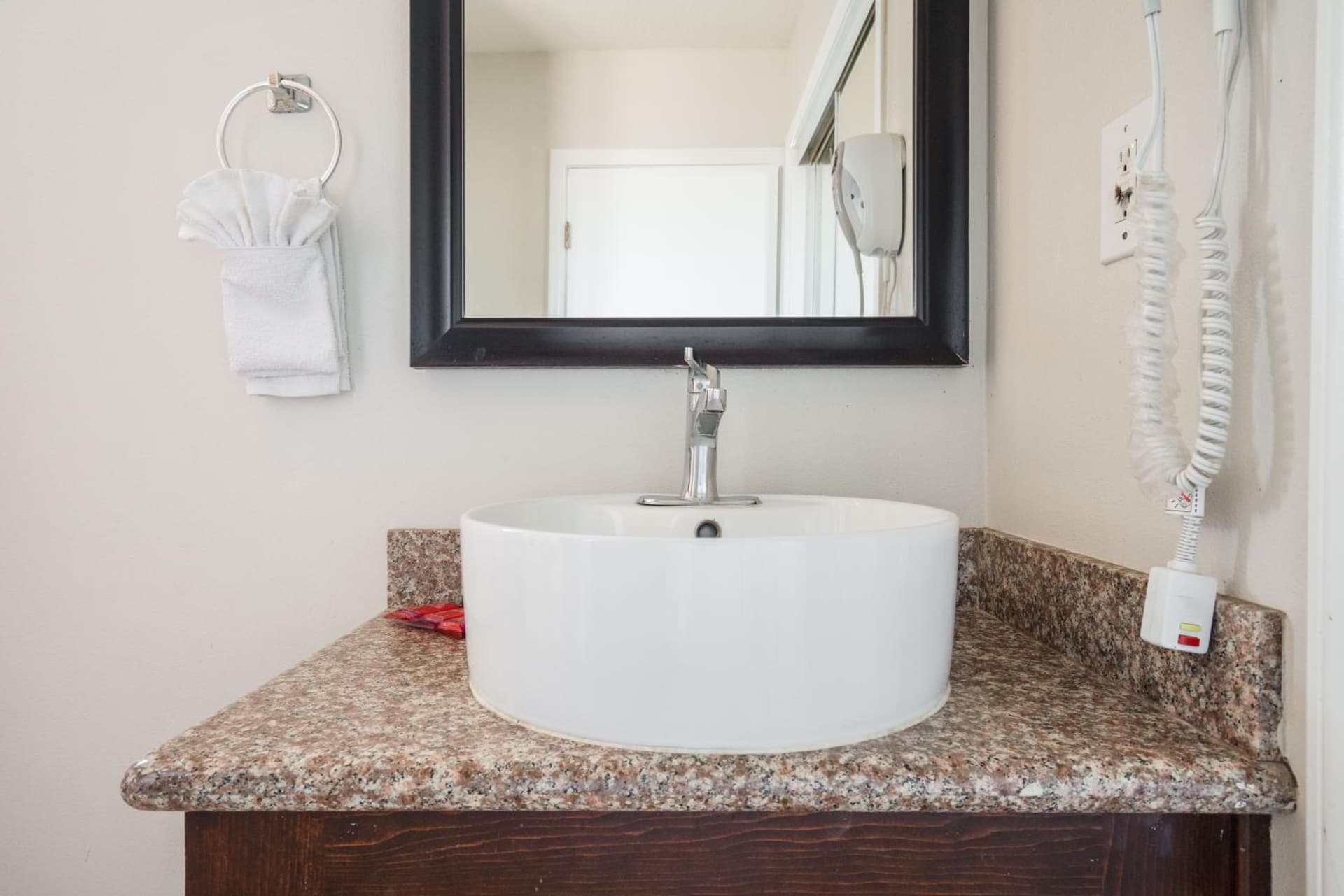 Solaire Inn & Suites gallery photo in Santa Maria, CA — image 7