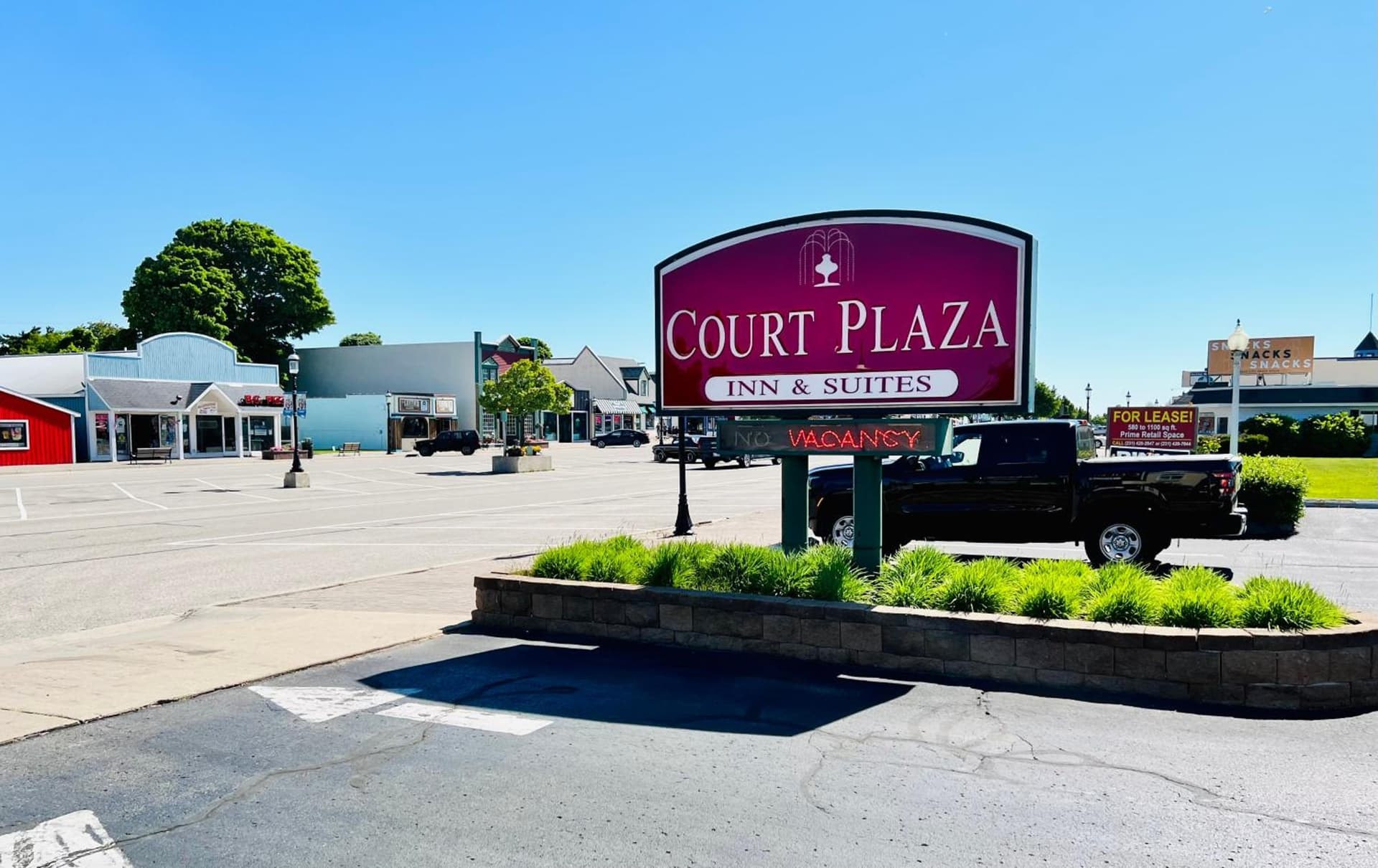 Court Plaza Inn & Suites of Mackinaw — hotel in Mackinaw City, Michigan