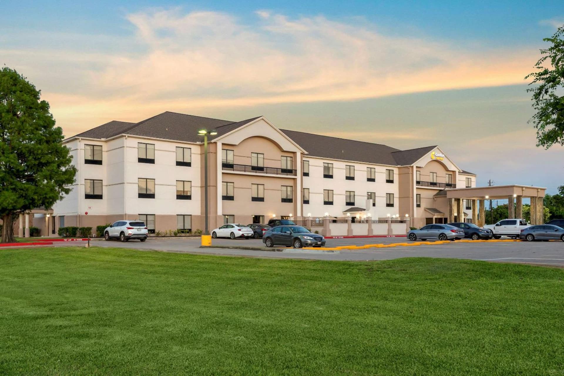 Garner Hotel La Porte - Bay Area property views in La Porte, TX — gallery photo 3