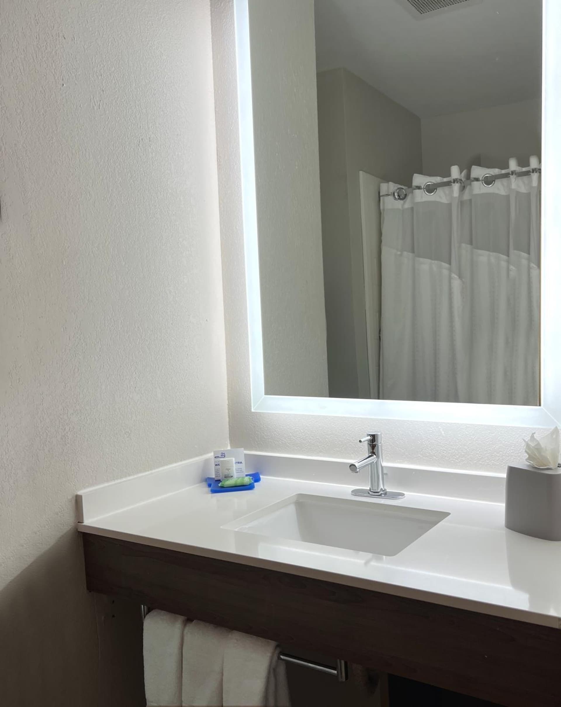 Holiday Inn Express Hotel & Suites Waukegan/Gurnee by IHG gallery photo in Waukegan, IL — image 15