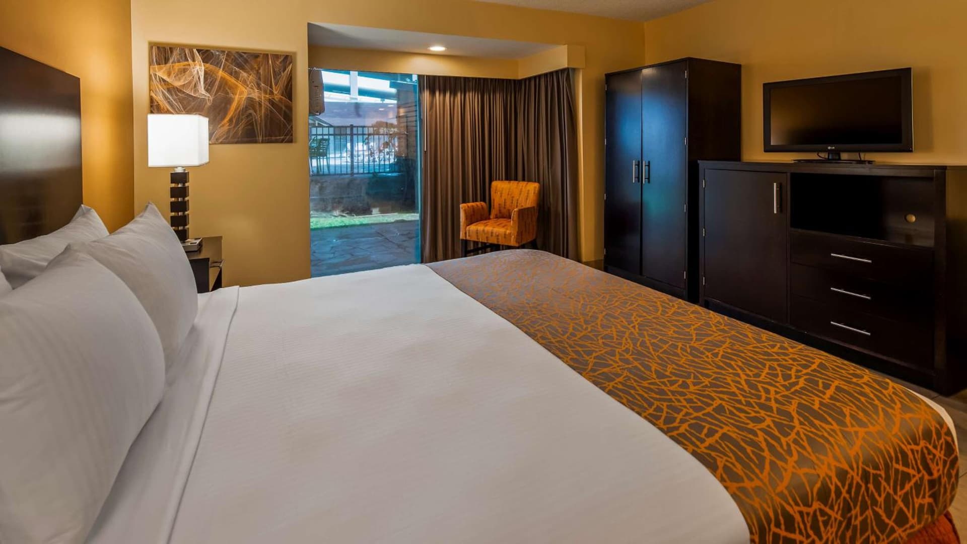 Best Western The Plaza Hotel Honolulu Airport - Free Breakfast gallery photo in Honolulu, HI — image 60