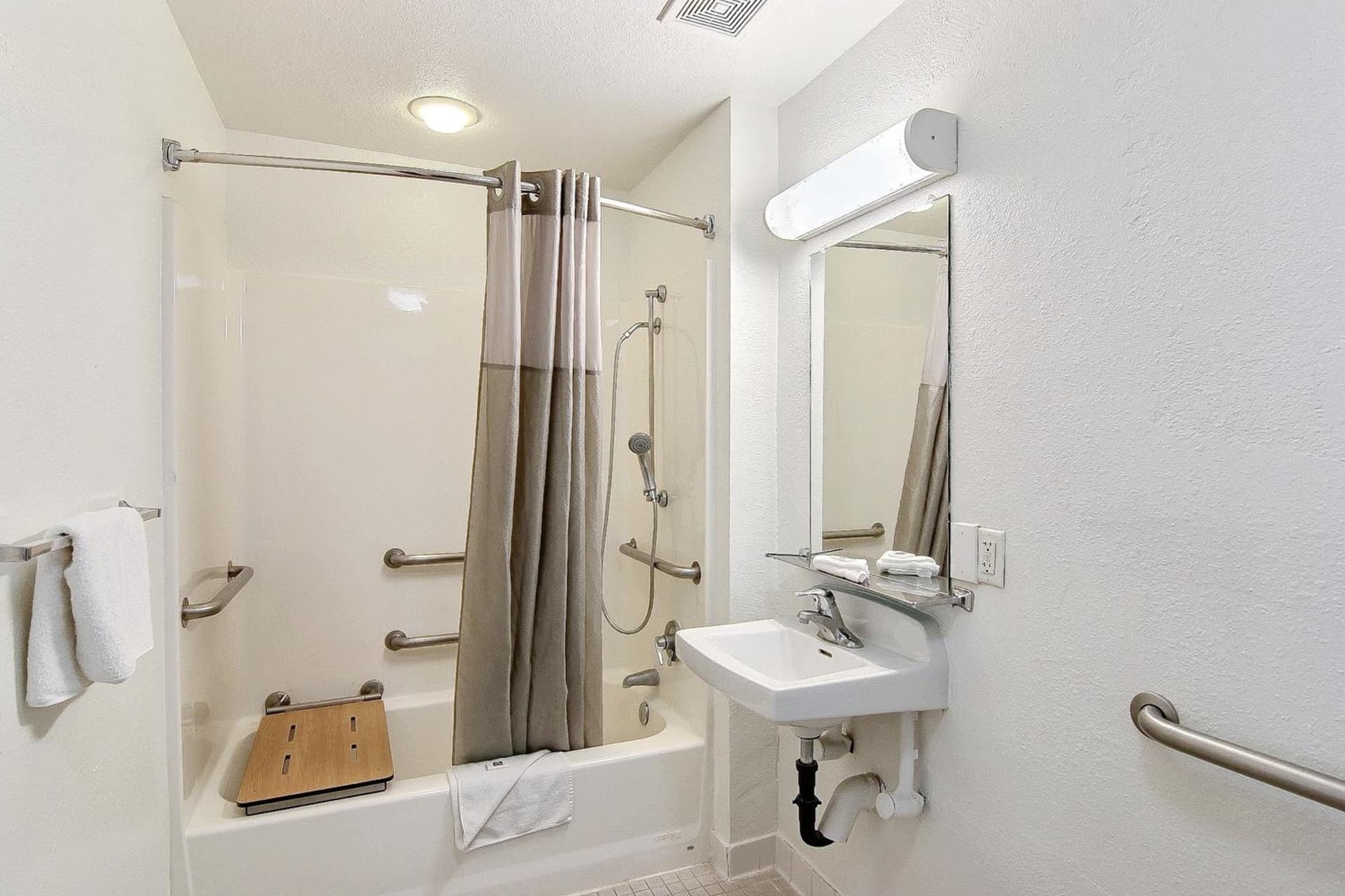 Motel 6-Ventura, CA - South gallery photo in Ventura, CA — image 4