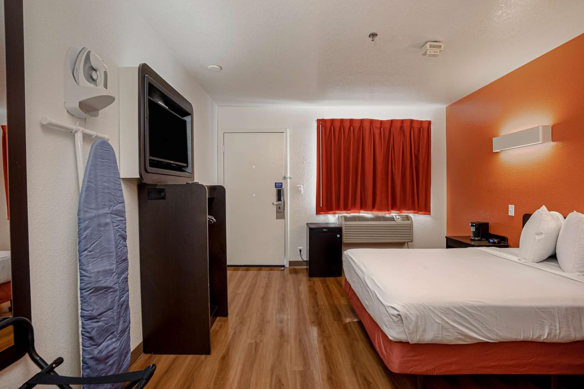Motel 6-Temecula, CA - Historic Old Town property views in Temecula, CA — gallery photo 3